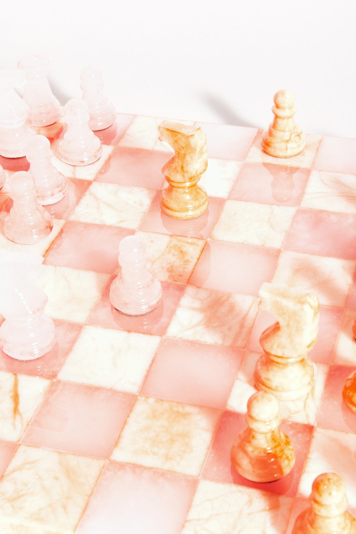 Italian Pale Pink/Peach Large Alabaster Chess Set For Sale 2