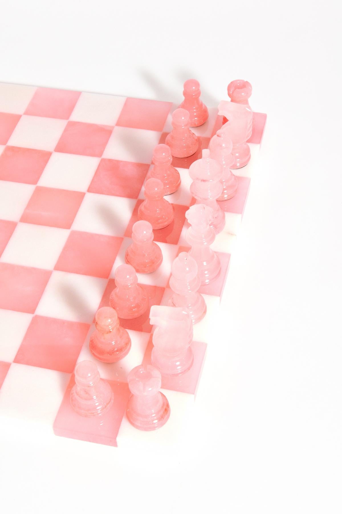 Des artisans qualifiés ont sculpté ce luxueux jeu d'échecs en albâtre italien, une pierre naturelle originaire de Volterra, en Italie. Chaque pièce d'albâtre possède un réseau de veines unique, ce qui explique que les couleurs puissent varier. A