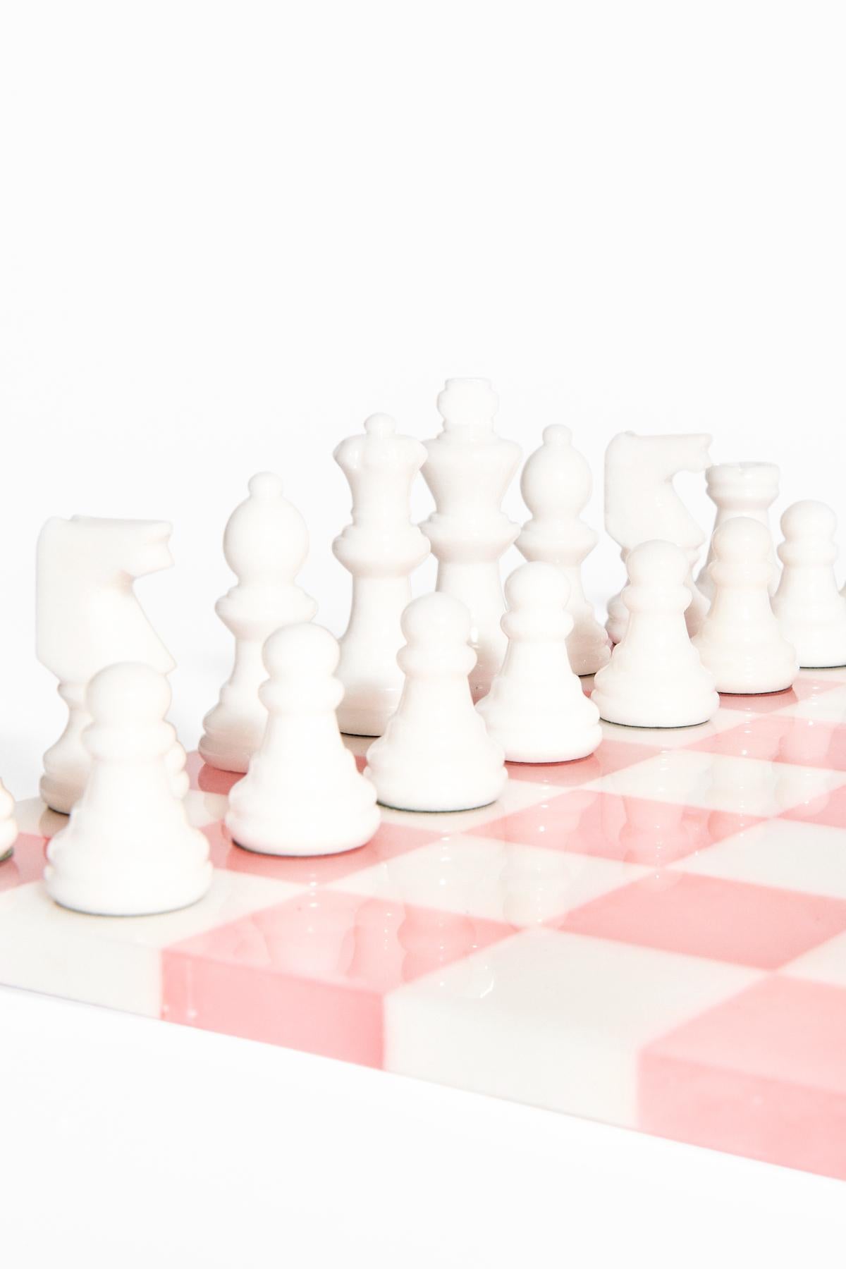 Italian Pale Pink/White Large Alabaster Chess Set In New Condition For Sale In New York, NY