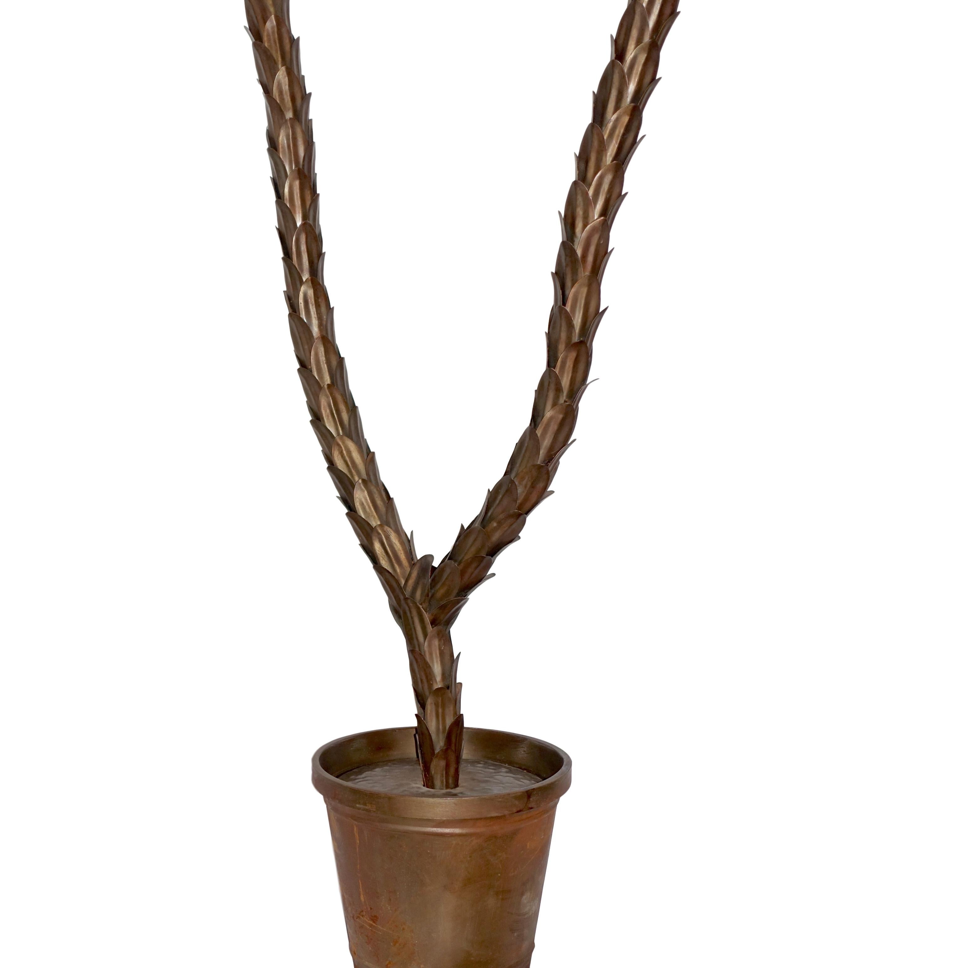Eine italienische lebensgroße Palme aus gehämmertem Metall aus den 1940er Jahren mit originaler Patina.

Abmessungen:
Höhe 93,5
Tiefe 38,5
Durchmesser 66