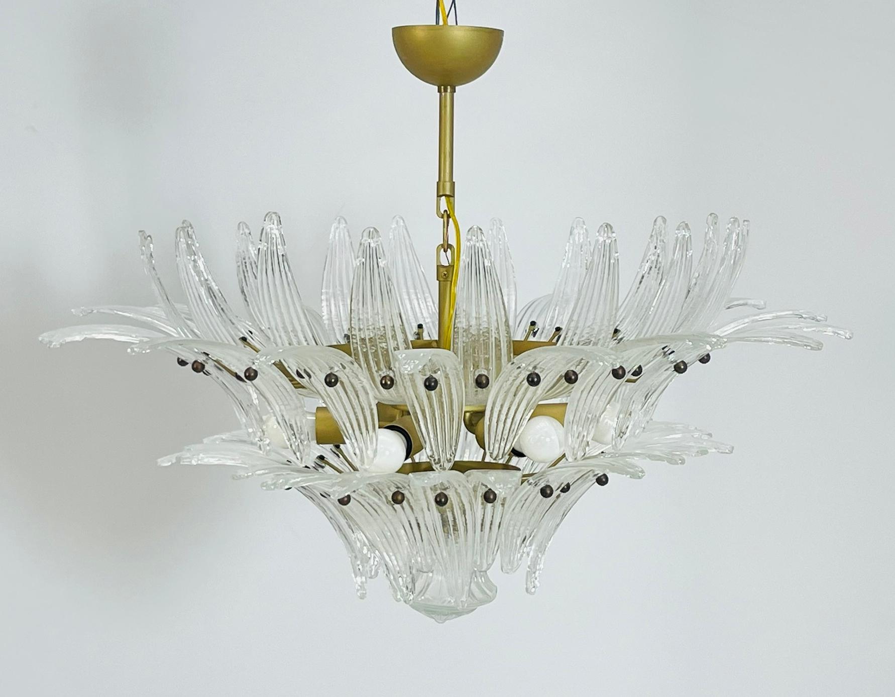 Un magnifique lustre sculptural de style Palmette, fabriqué en Italie dans les années 1980, qui met en valeur l'art intemporel de l'artisanat du verre de Murano. Cet élégant plafonnier présente une composition dynamique de feuilles en verre de