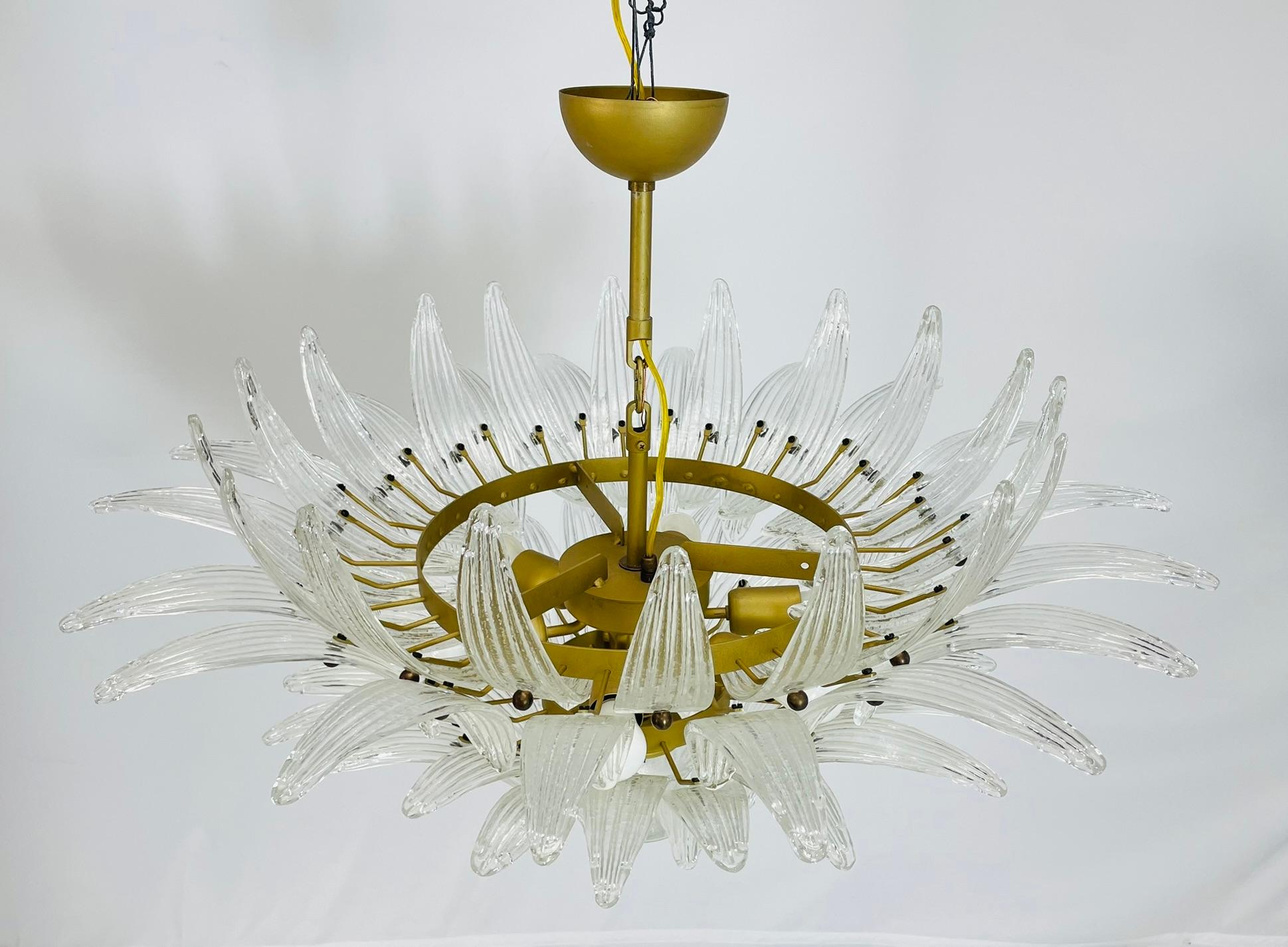 Lustre à palmettes italien avec feuilles en verre de Murano transparent, années 1990 Bon état - En vente à Los Angeles, CA
