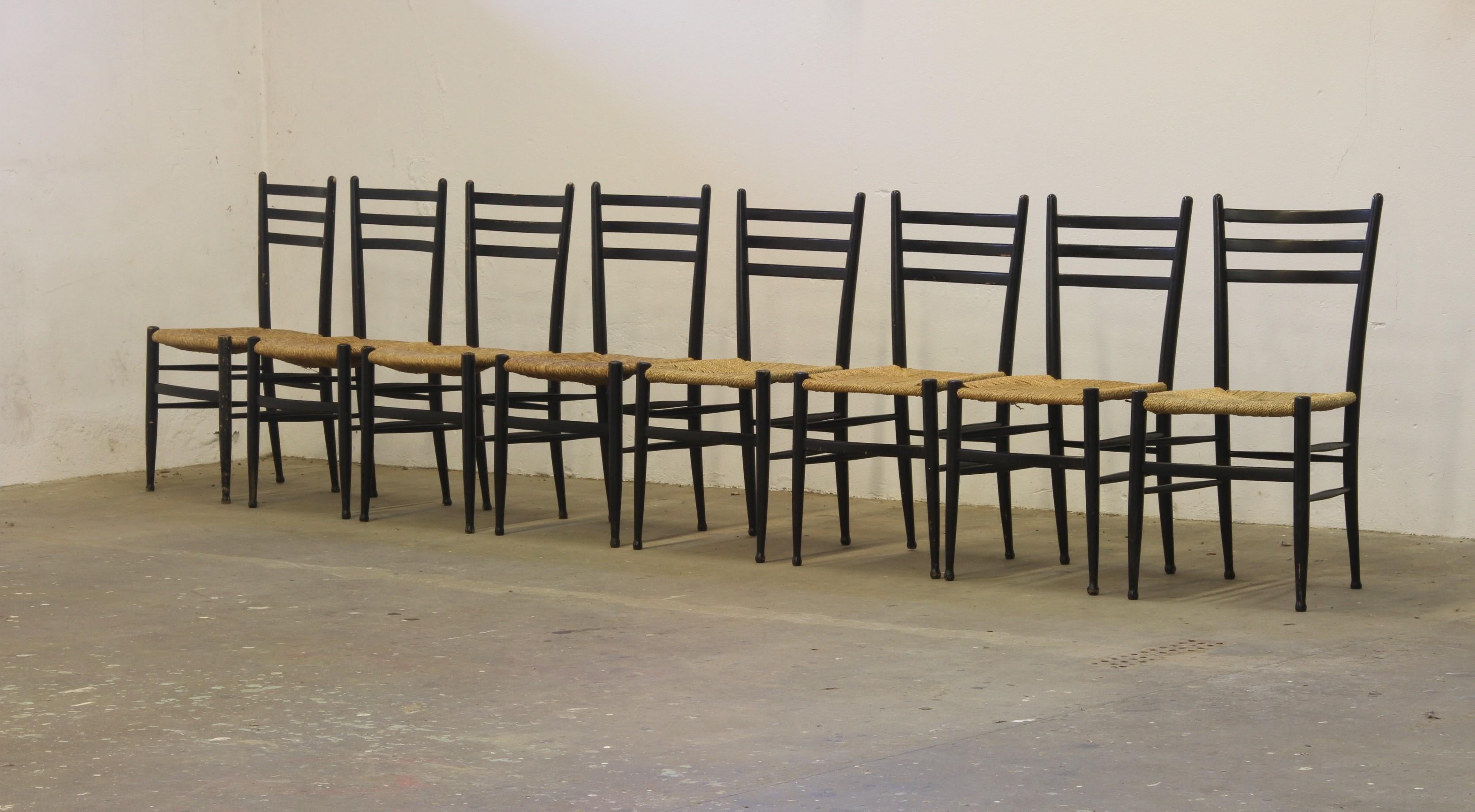 Si tratta di un bellissimo set di 8 sedie da pranzo della metà del secolo scorso del Consorzio Sedie Friuli, Italia. 

Questo set di otto sedie trae chiara ispirazione dall'iconica sedia Superleggera disegnata da Gio Ponti per Cassina negli anni