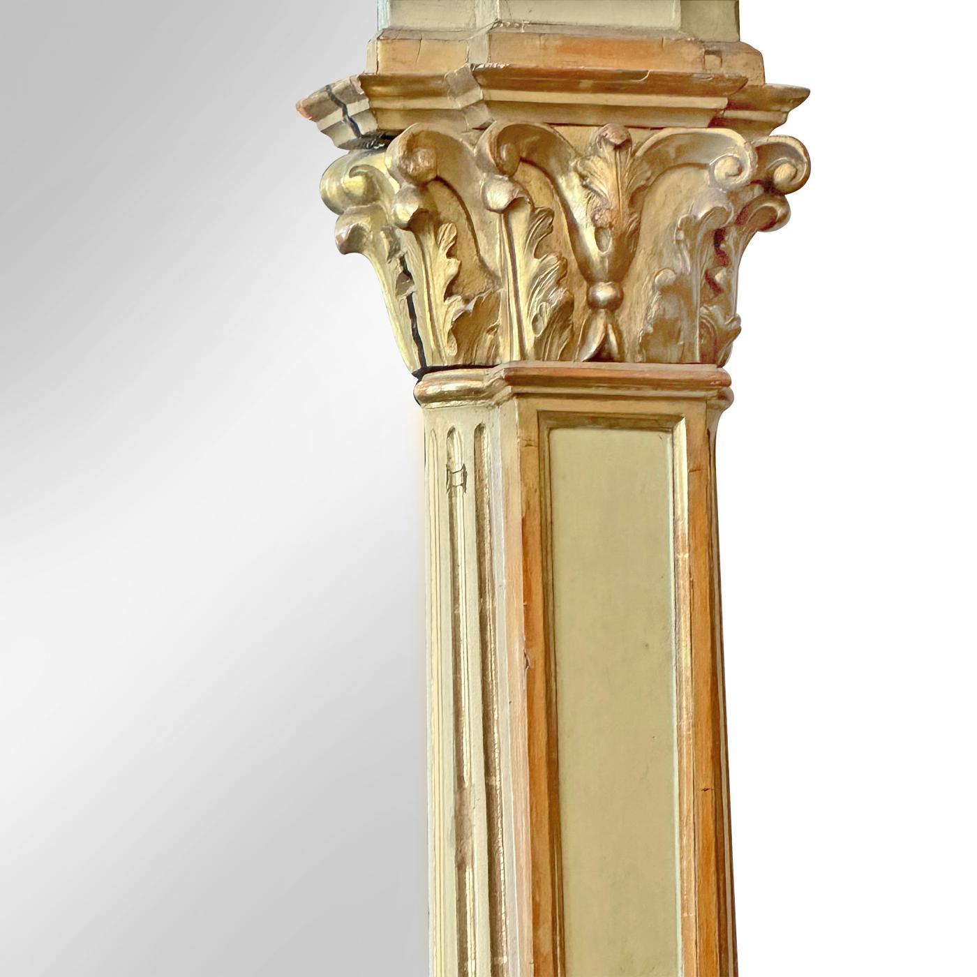 Sculpté Miroir de pilier italien peint et doré à la feuille, circa 1800 en vente