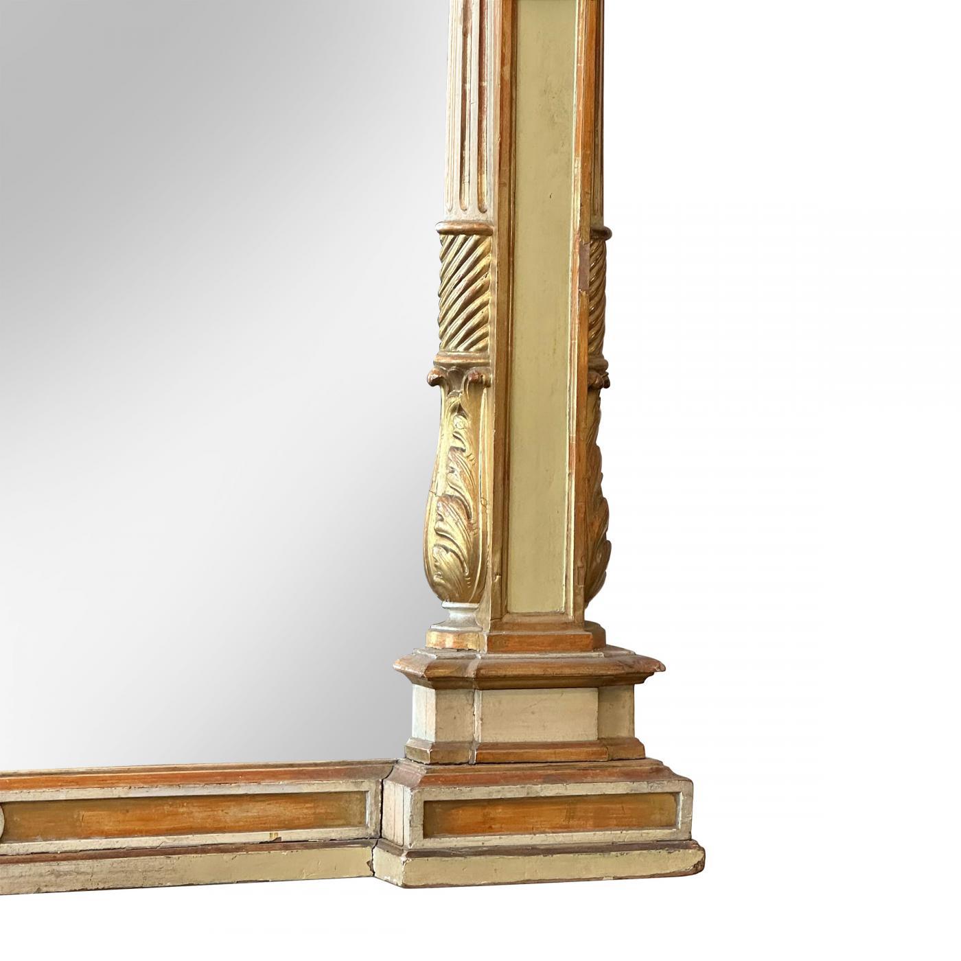 XIXe siècle Miroir de pilier italien peint et doré à la feuille, circa 1800 en vente