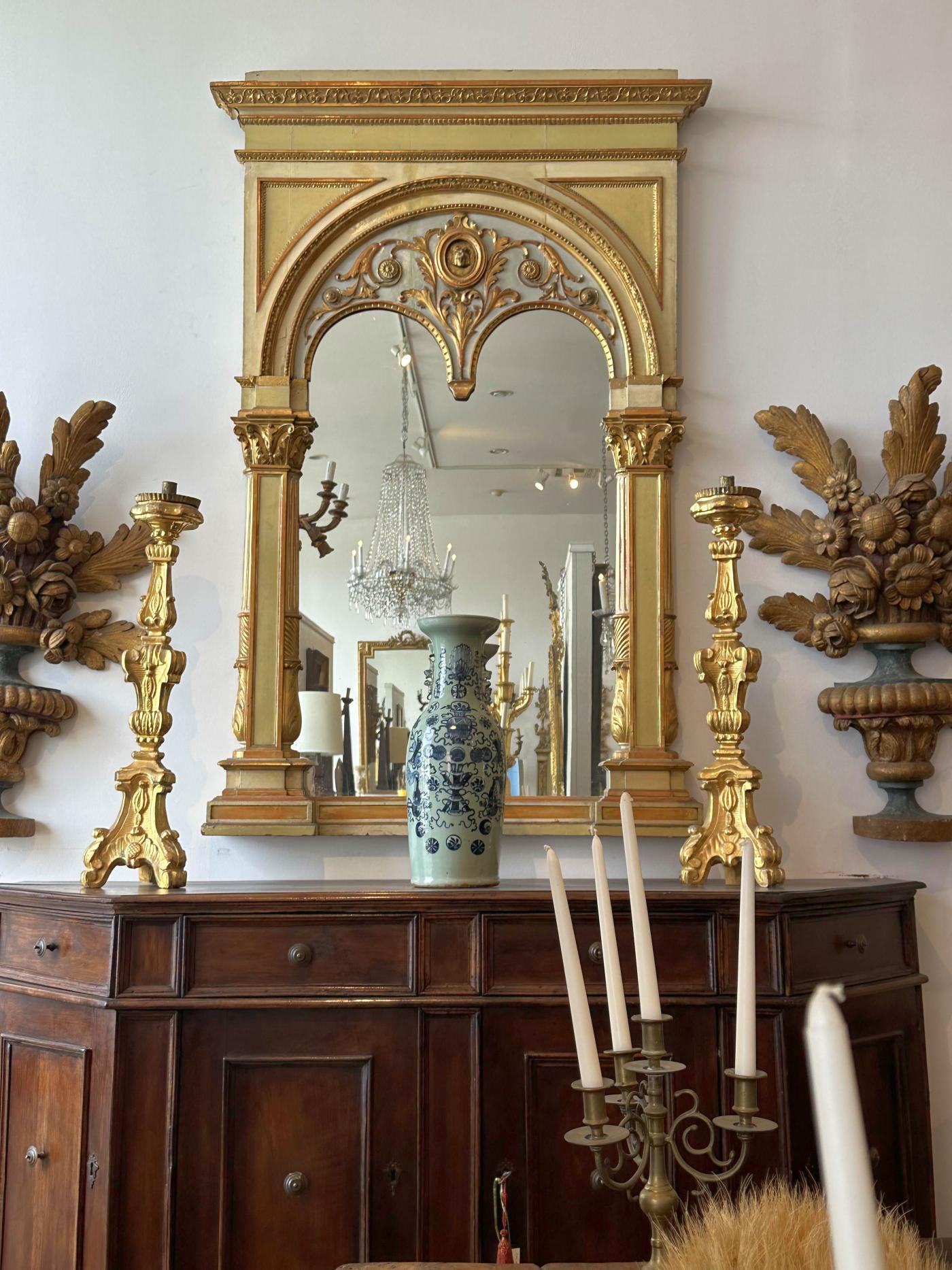 Miroir de pilier italien peint et doré à la feuille, circa 1800 en vente 1