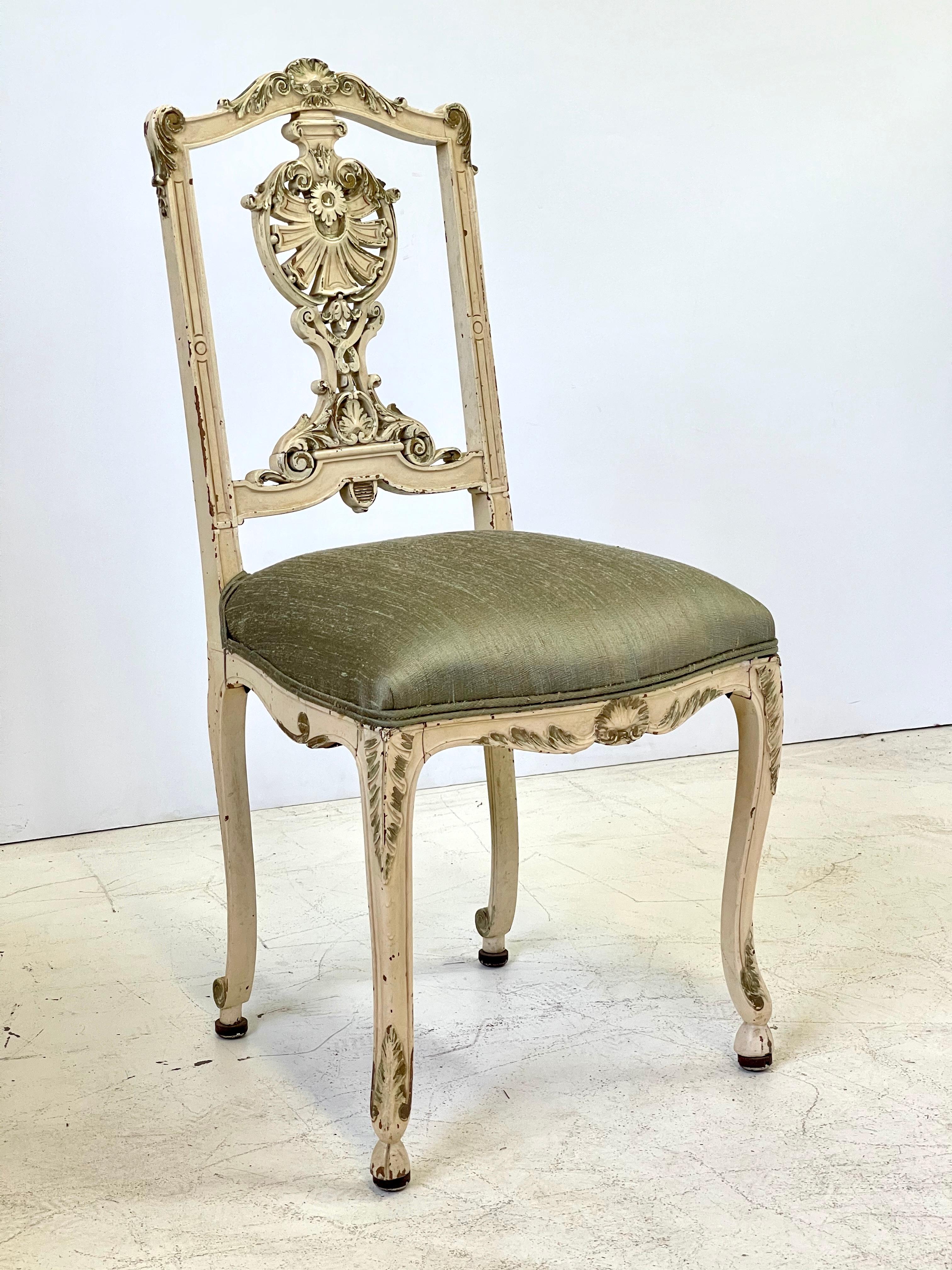 Italienischer Parcel Gilt Vanity Chair (Holz) im Angebot