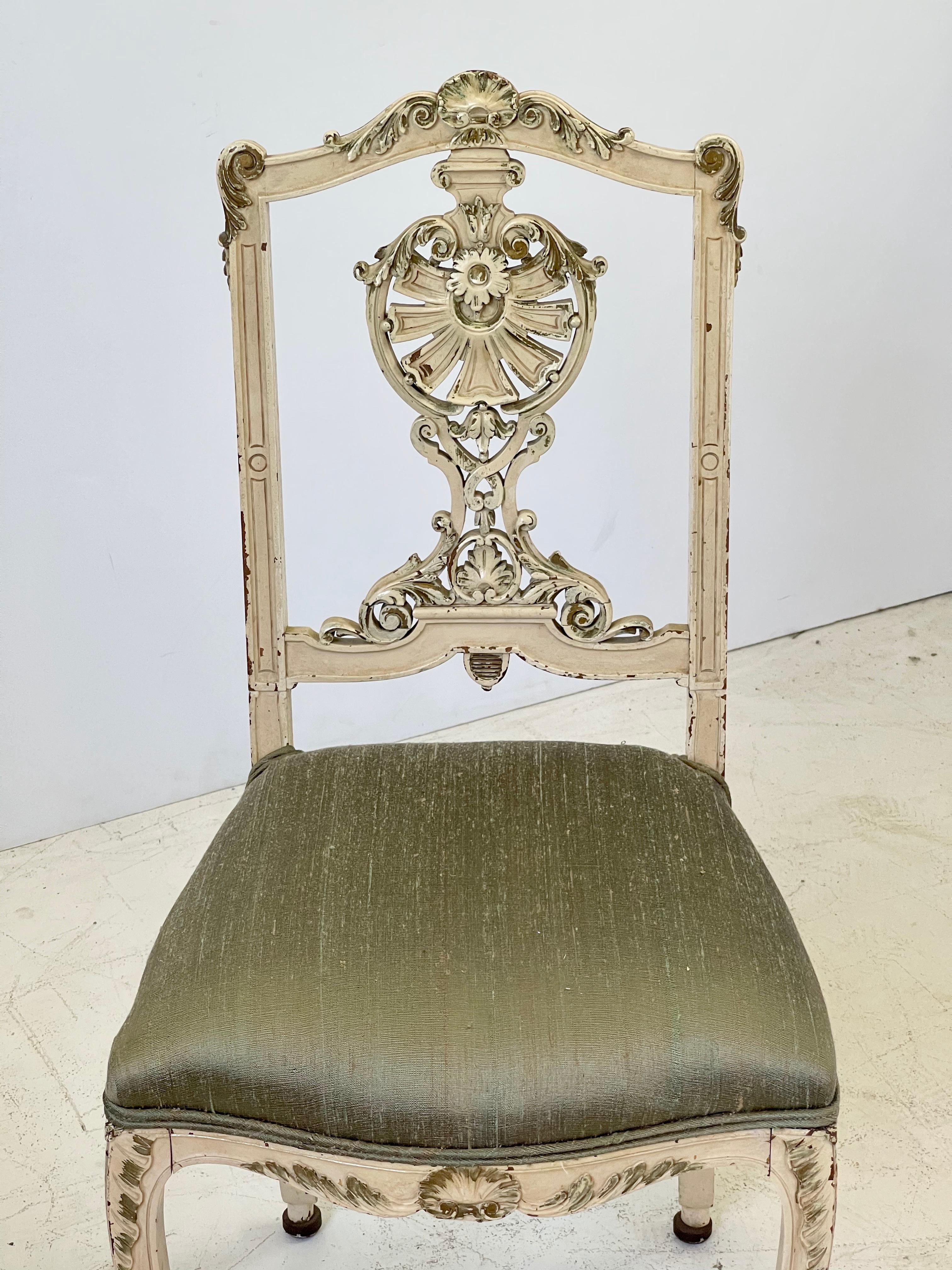 Chaise de chevet italienne en bois doré en vente 2
