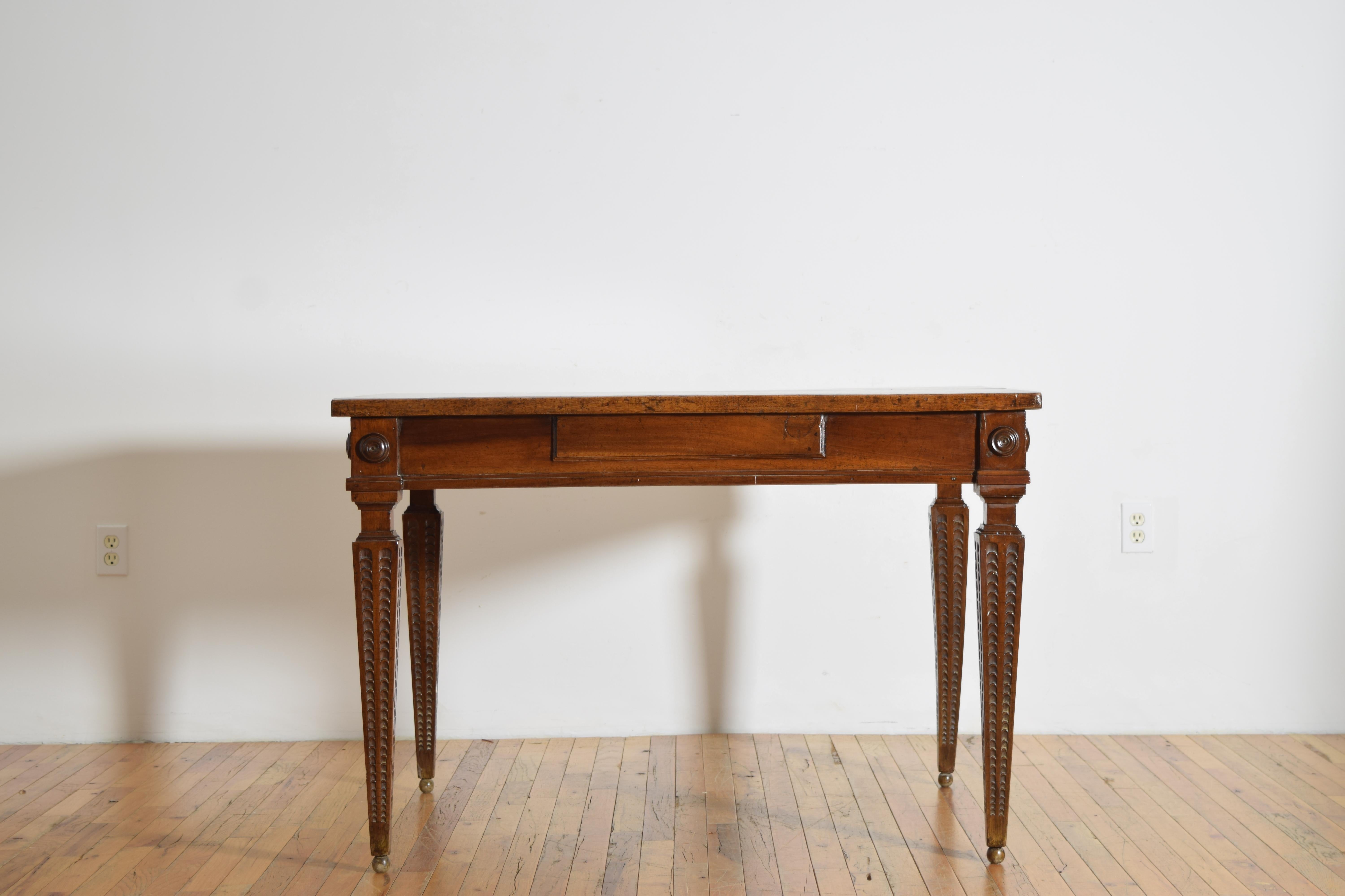Italian, Parma, Early Neoclassic Carved Walnut 1-Drawer Center Table, ca. 1785 In Good Condition For Sale In Atlanta, GA