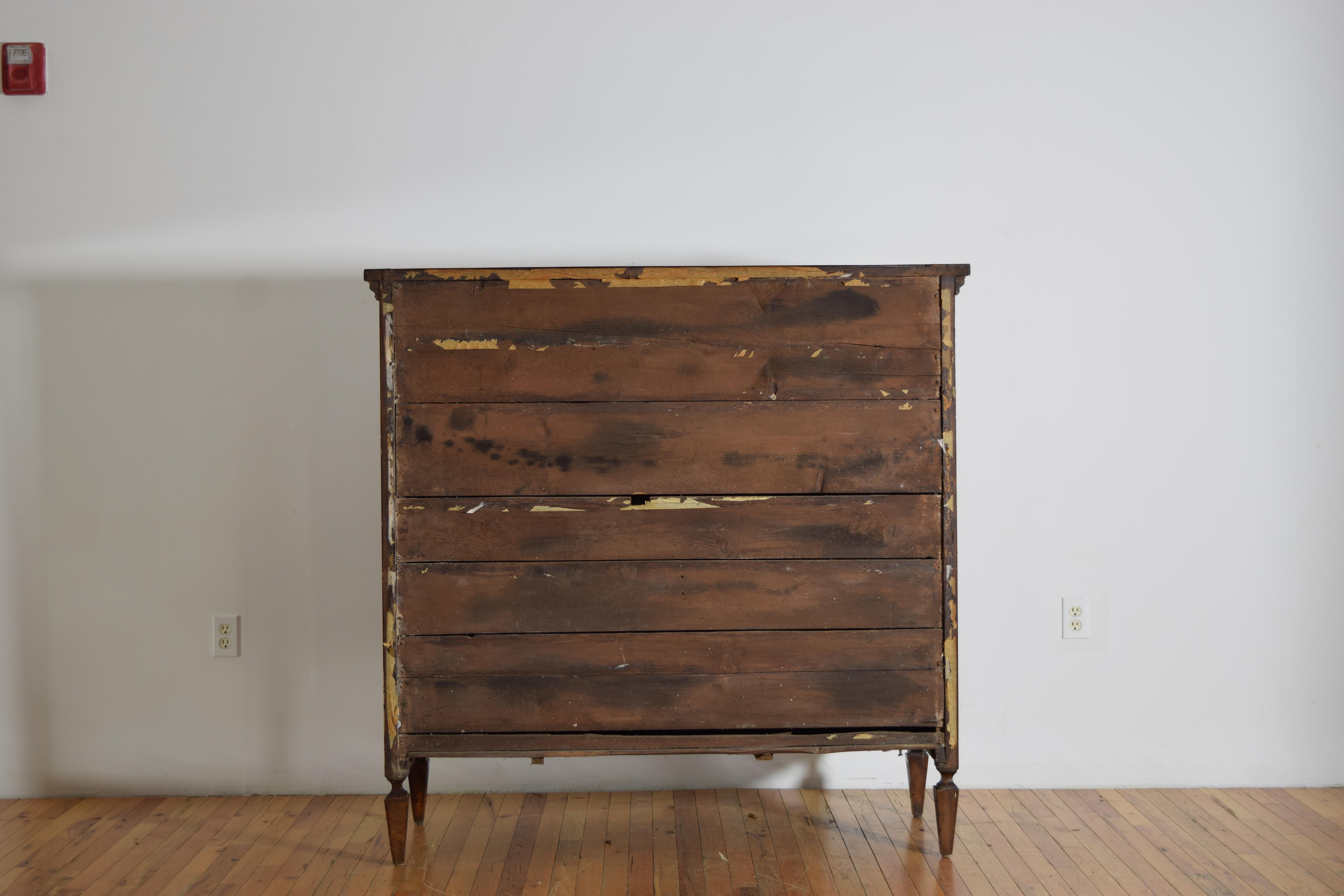 Italienisch, Parma, Louis XVI Periode geschnitzter Nussbaumschrank, ca. 1780 im Angebot 5