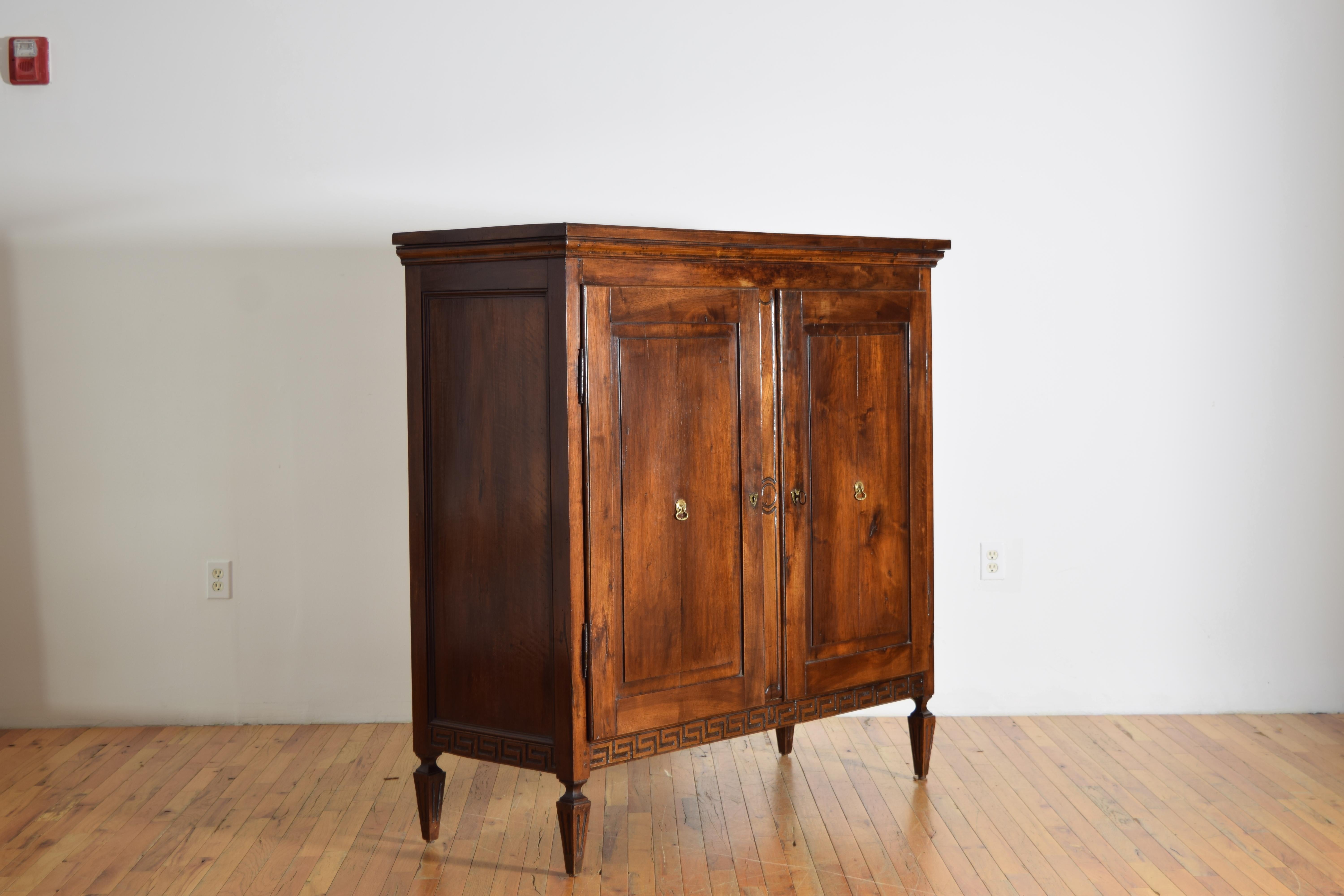 Italienisch, Parma, Louis XVI Periode geschnitzter Nussbaumschrank, ca. 1780 (Louis XVI.) im Angebot
