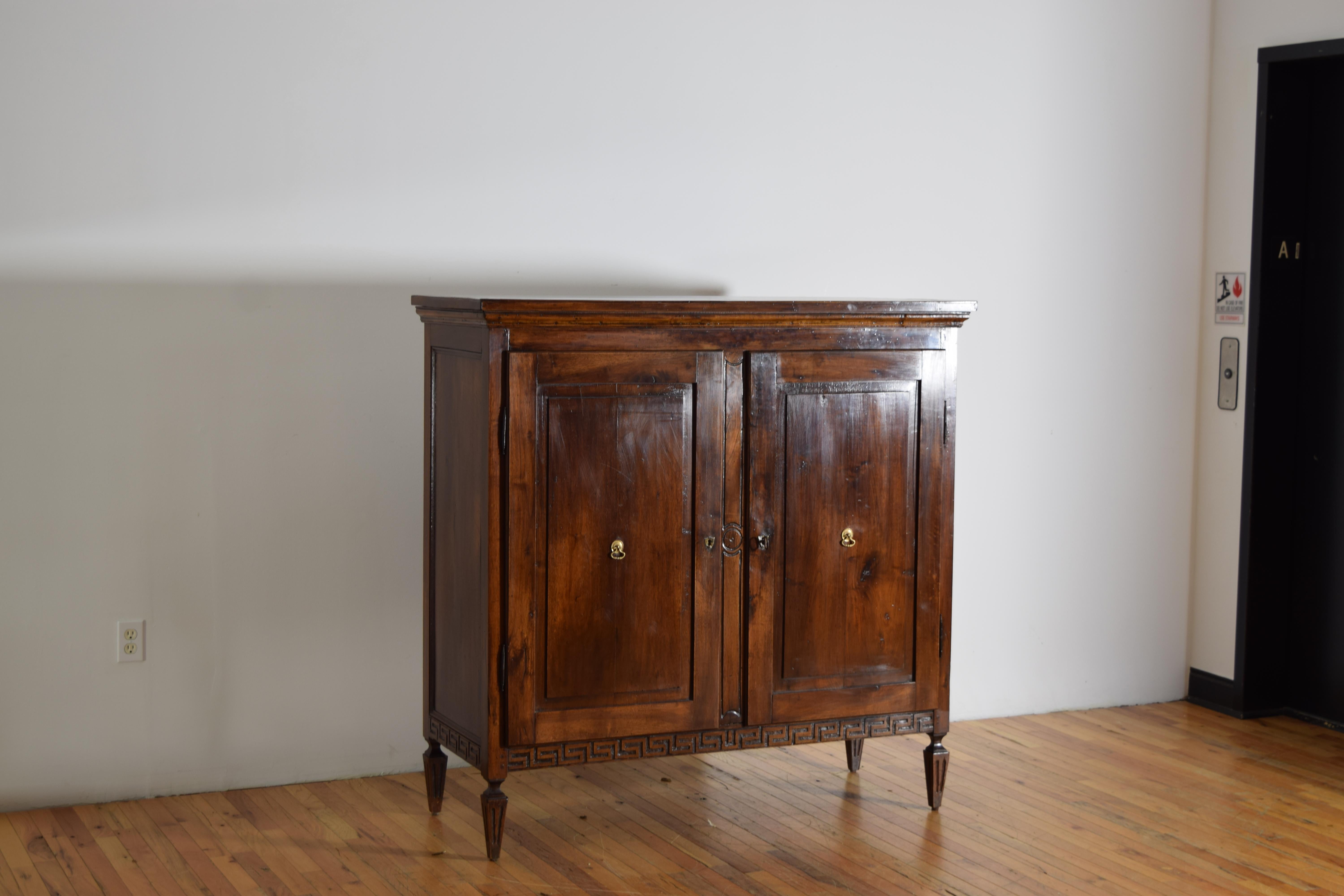 Italienisch, Parma, Louis XVI Periode geschnitzter Nussbaumschrank, ca. 1780 im Zustand „Gut“ im Angebot in Atlanta, GA
