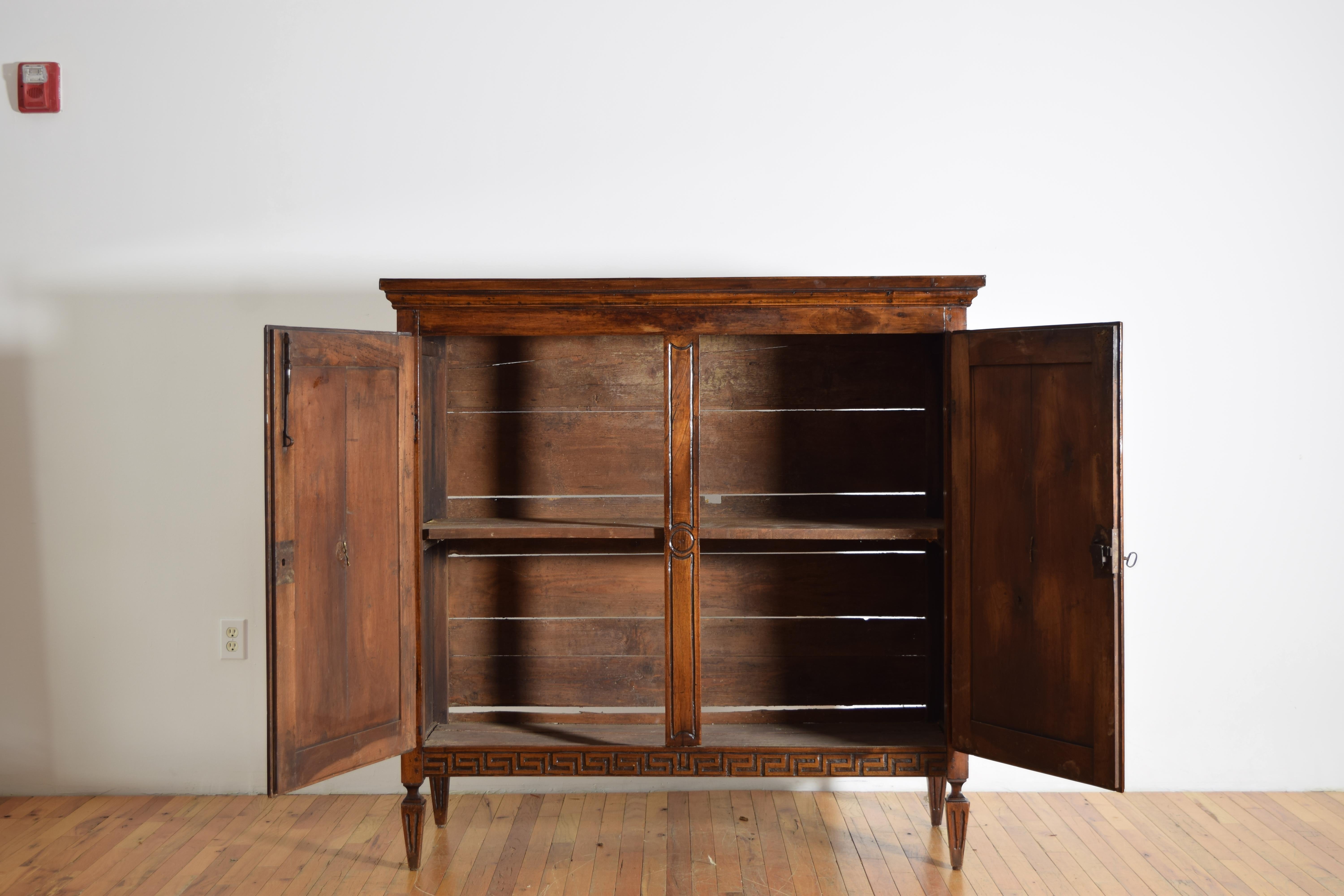 Italienisch, Parma, Louis XVI Periode geschnitzter Nussbaumschrank, ca. 1780 (Spätes 18. Jahrhundert) im Angebot