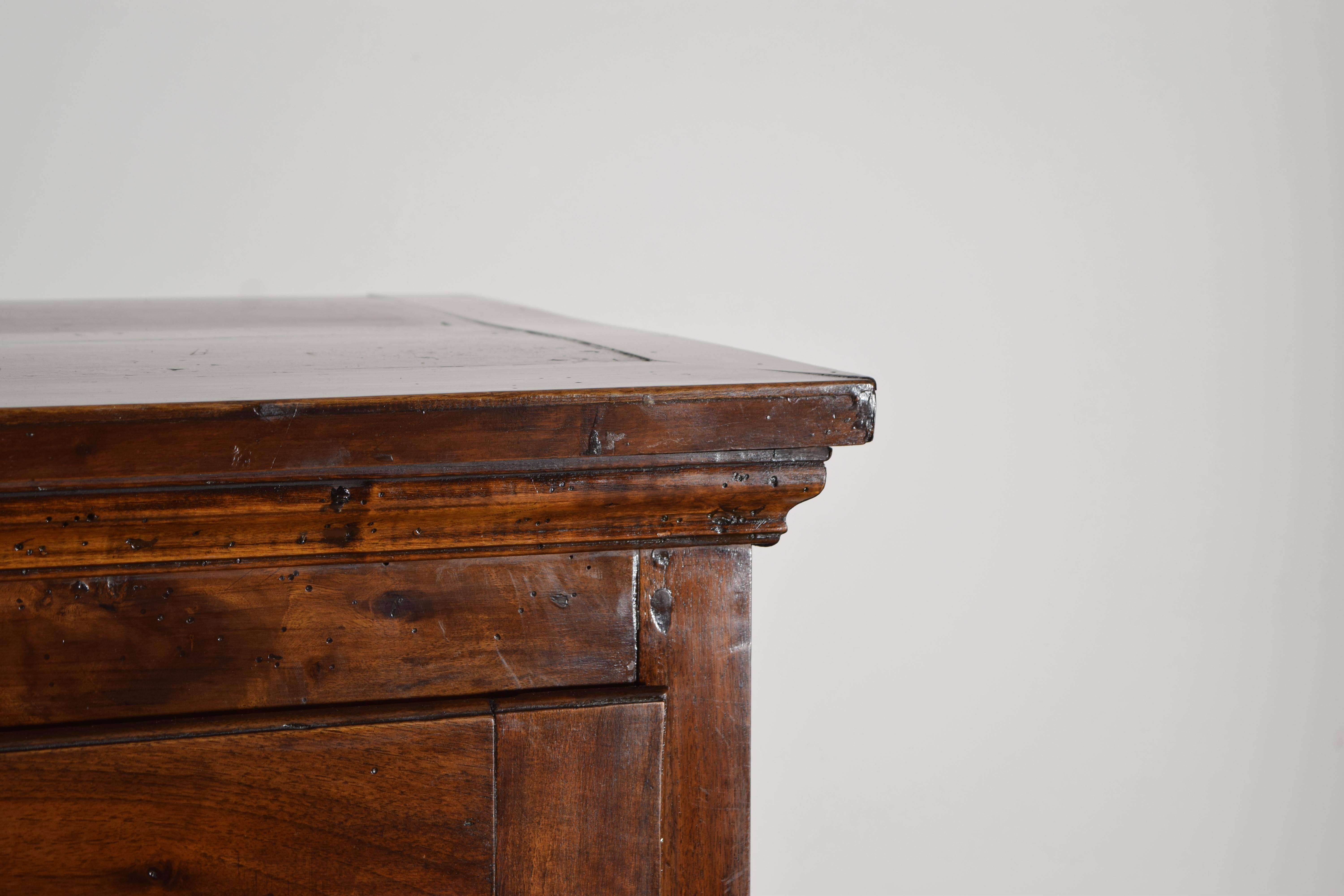 Italienisch, Parma, Louis XVI Periode geschnitzter Nussbaumschrank, ca. 1780 (Walnuss) im Angebot