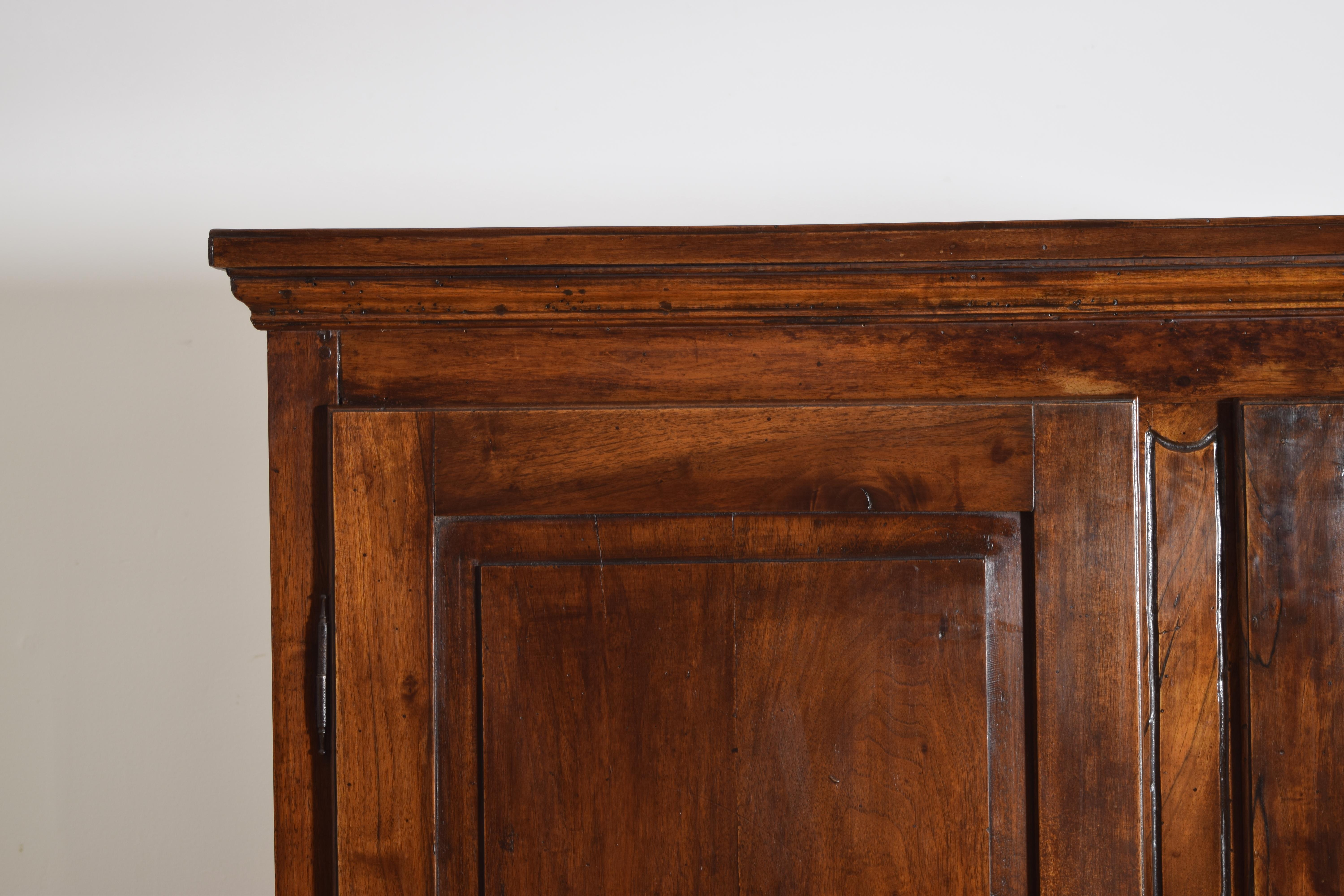 Italienisch, Parma, Louis XVI Periode geschnitzter Nussbaumschrank, ca. 1780 im Angebot 1