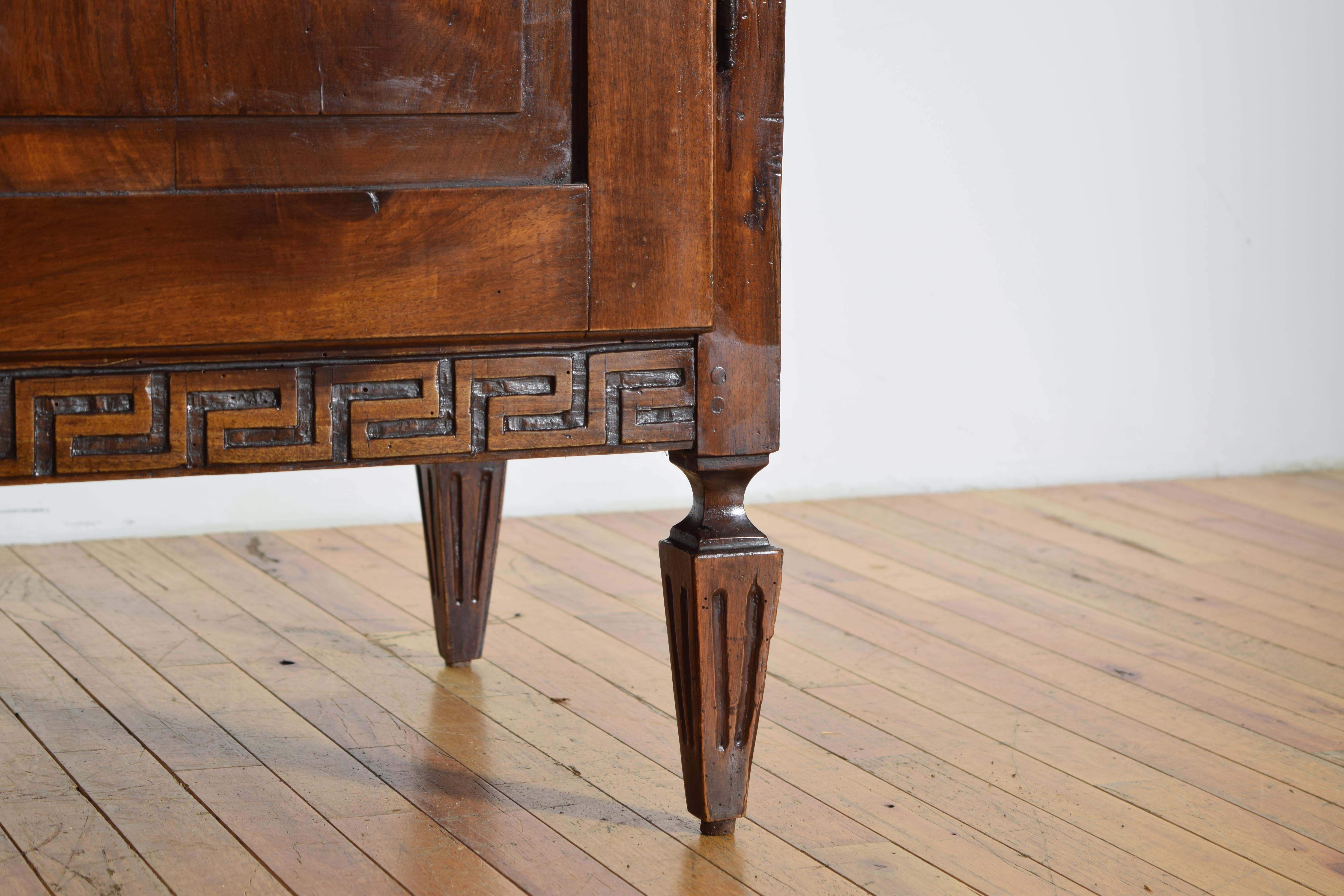 Italienisch, Parma, Louis XVI Periode geschnitzter Nussbaumschrank, ca. 1780 im Angebot 2