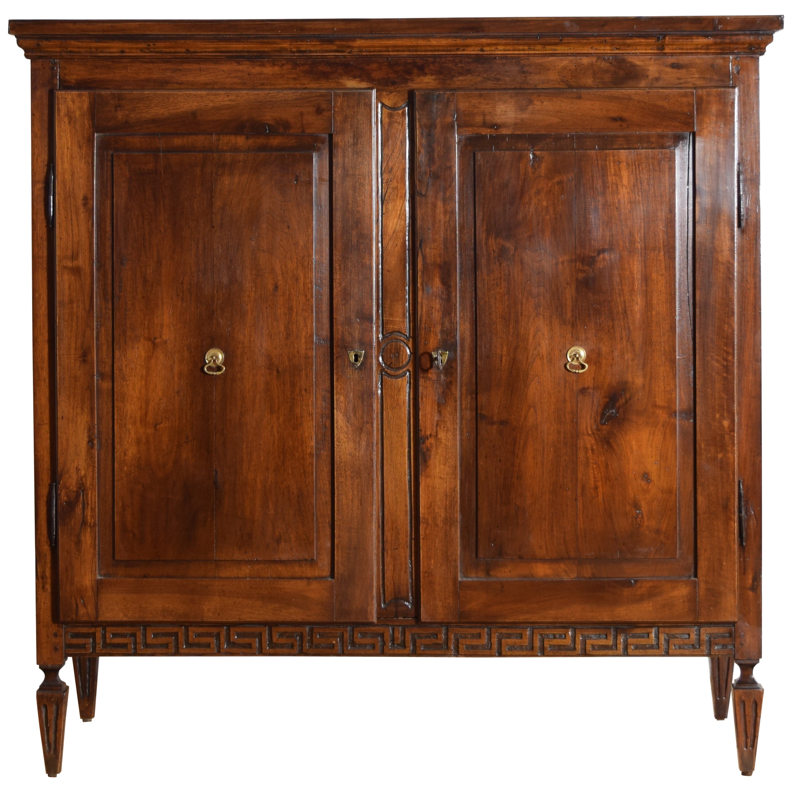 Italienisch, Parma, Louis XVI Periode geschnitzter Nussbaumschrank, ca. 1780 im Angebot