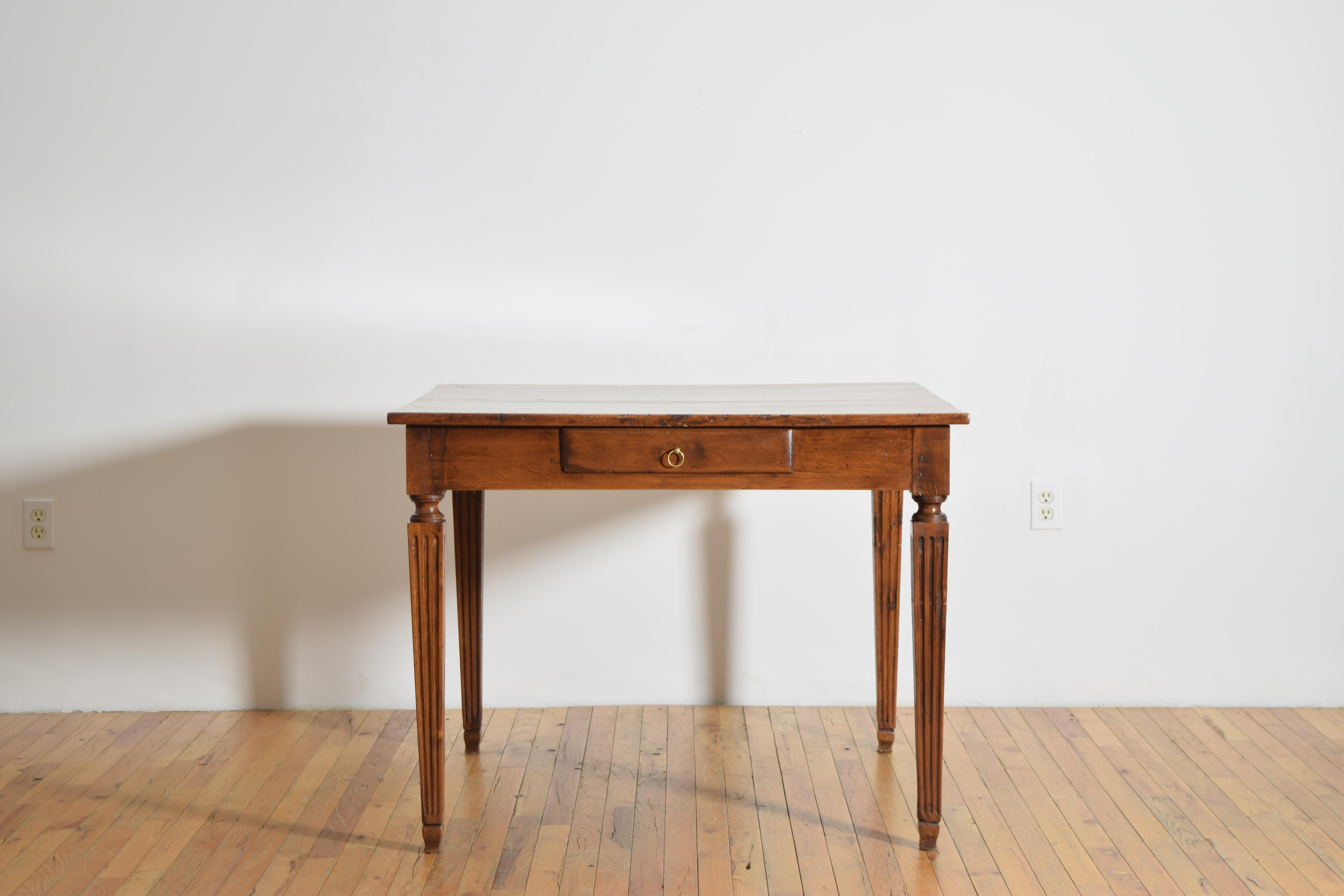 Italian, Parmense, Louis XVI Period Walnut 1-Drawer Center Table, Late 18th cen. In Good Condition For Sale In Atlanta, GA