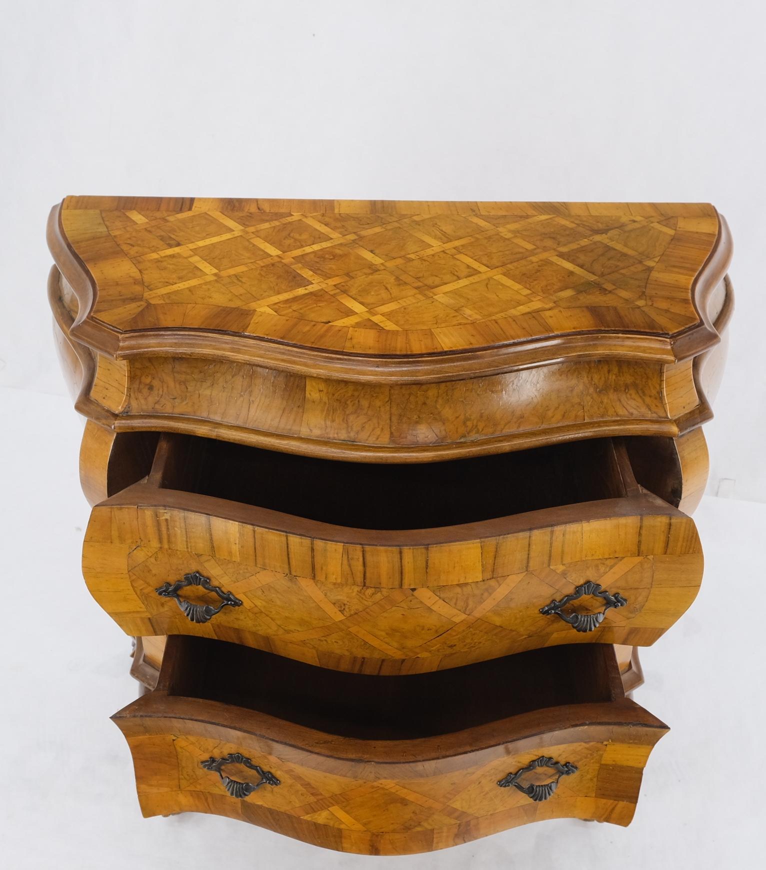 Commode compacte d'entrée italienne en bois de ronce de parquet de style bombe en vente 14