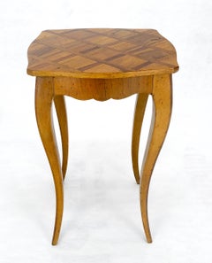 Tavolo con intarsio in legno d'ulivo, con pianta laterale e supporto per la lampada