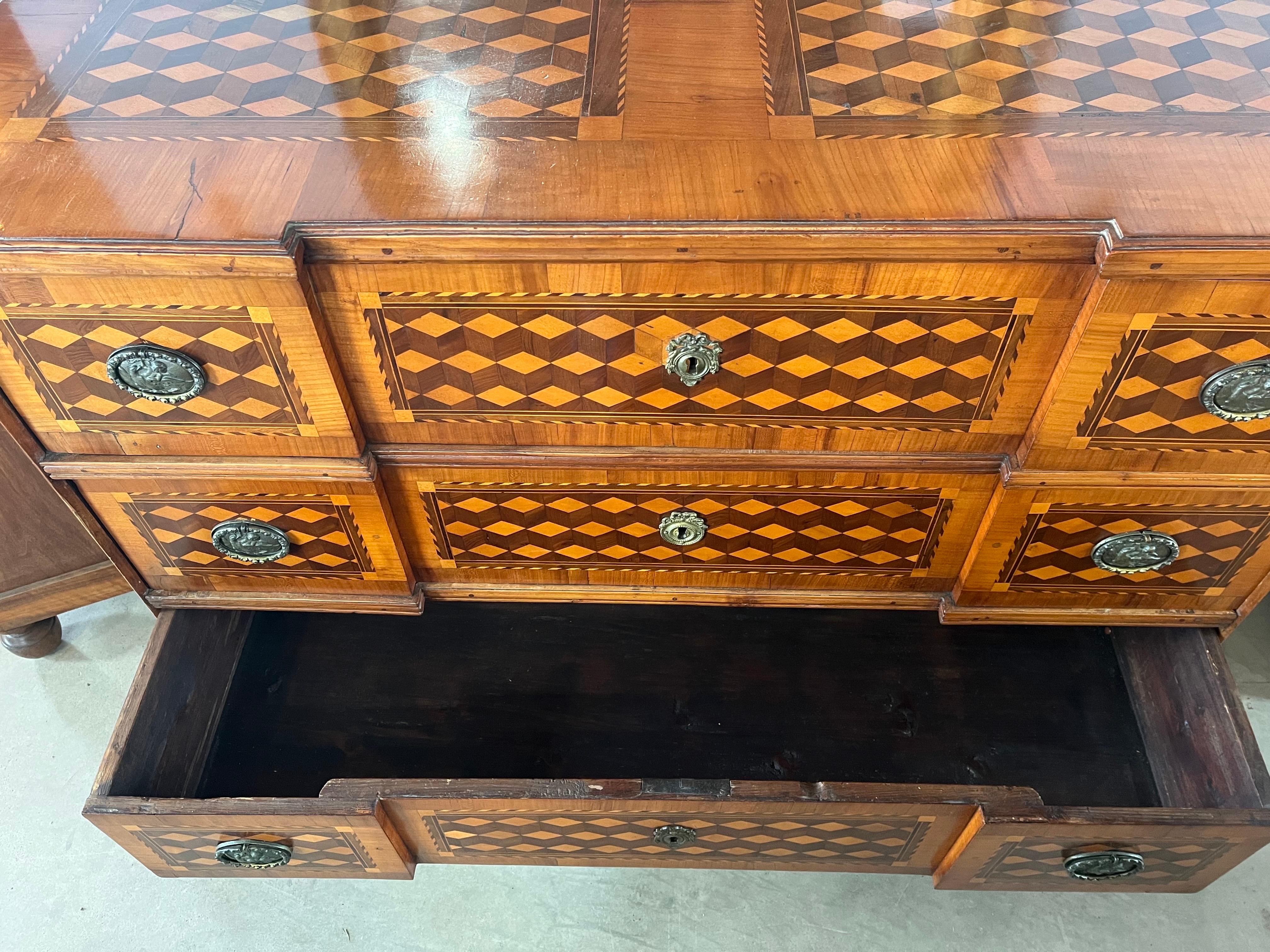 Commode / Cassettiera in noce intarsiata, 18° secolo in vendita 2