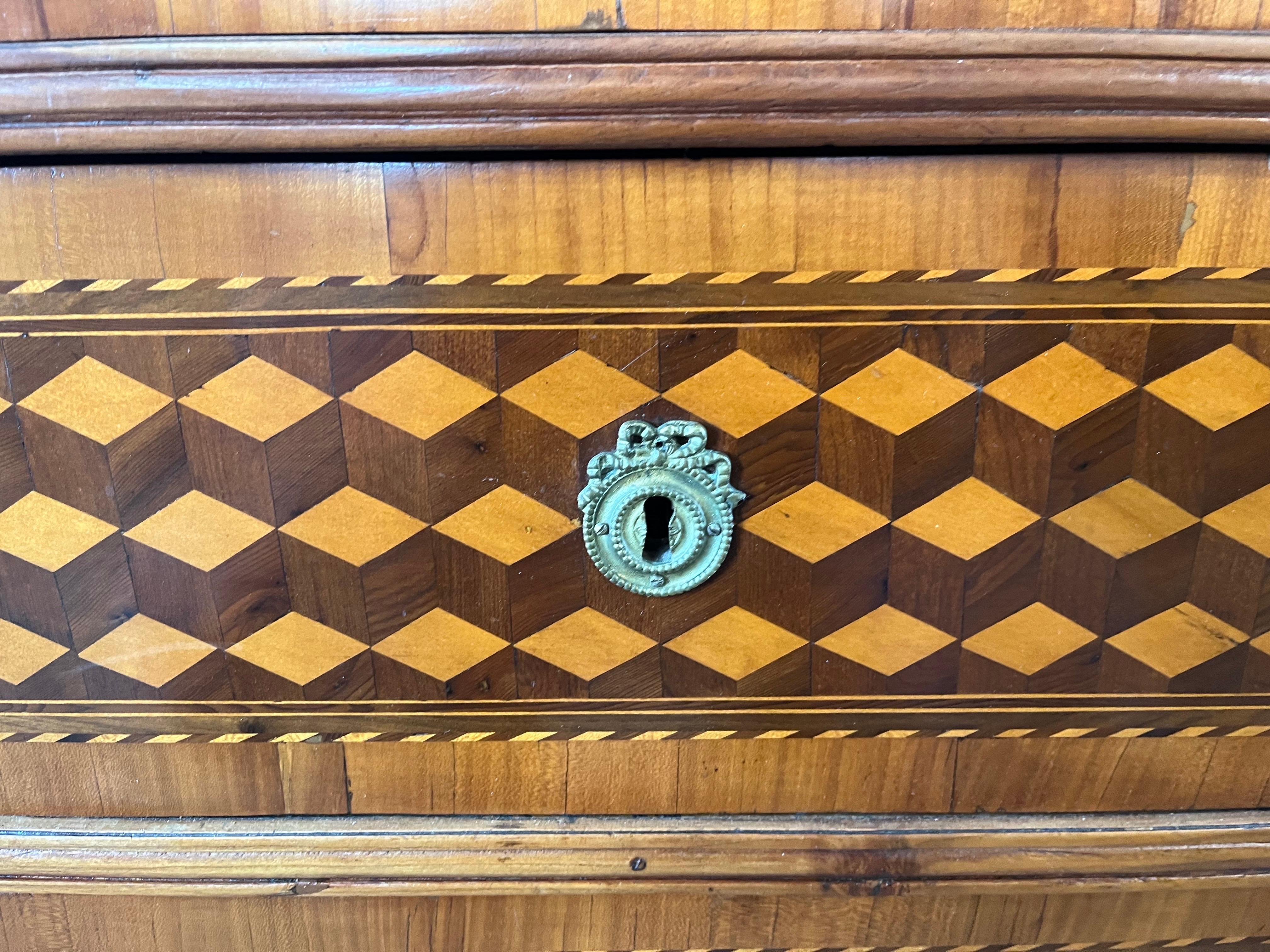 Commode / Cassettiera in noce intarsiata, 18° secolo in vendita 3