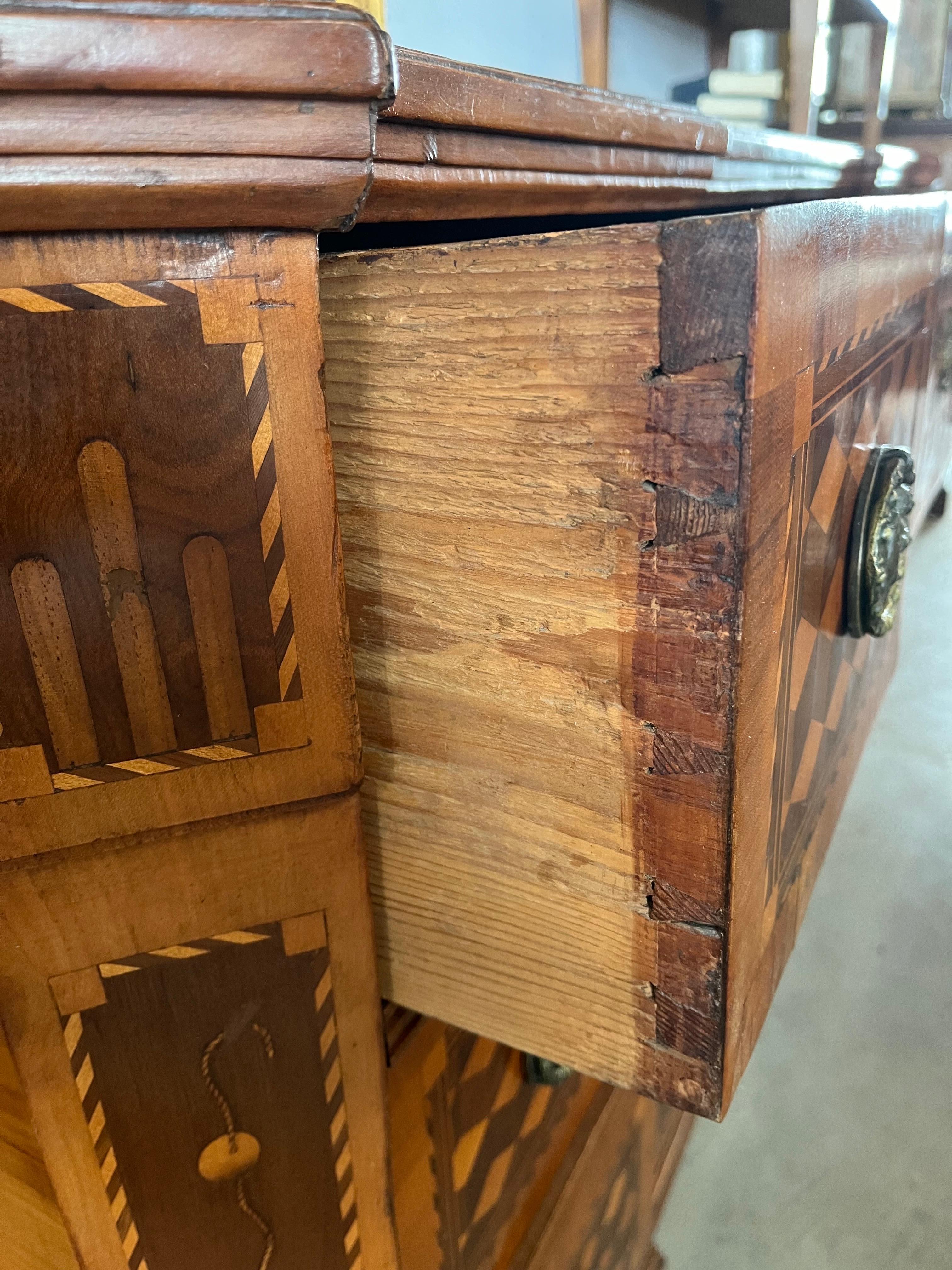 Commode / Cassettiera in noce intarsiata, 18° secolo in vendita 4