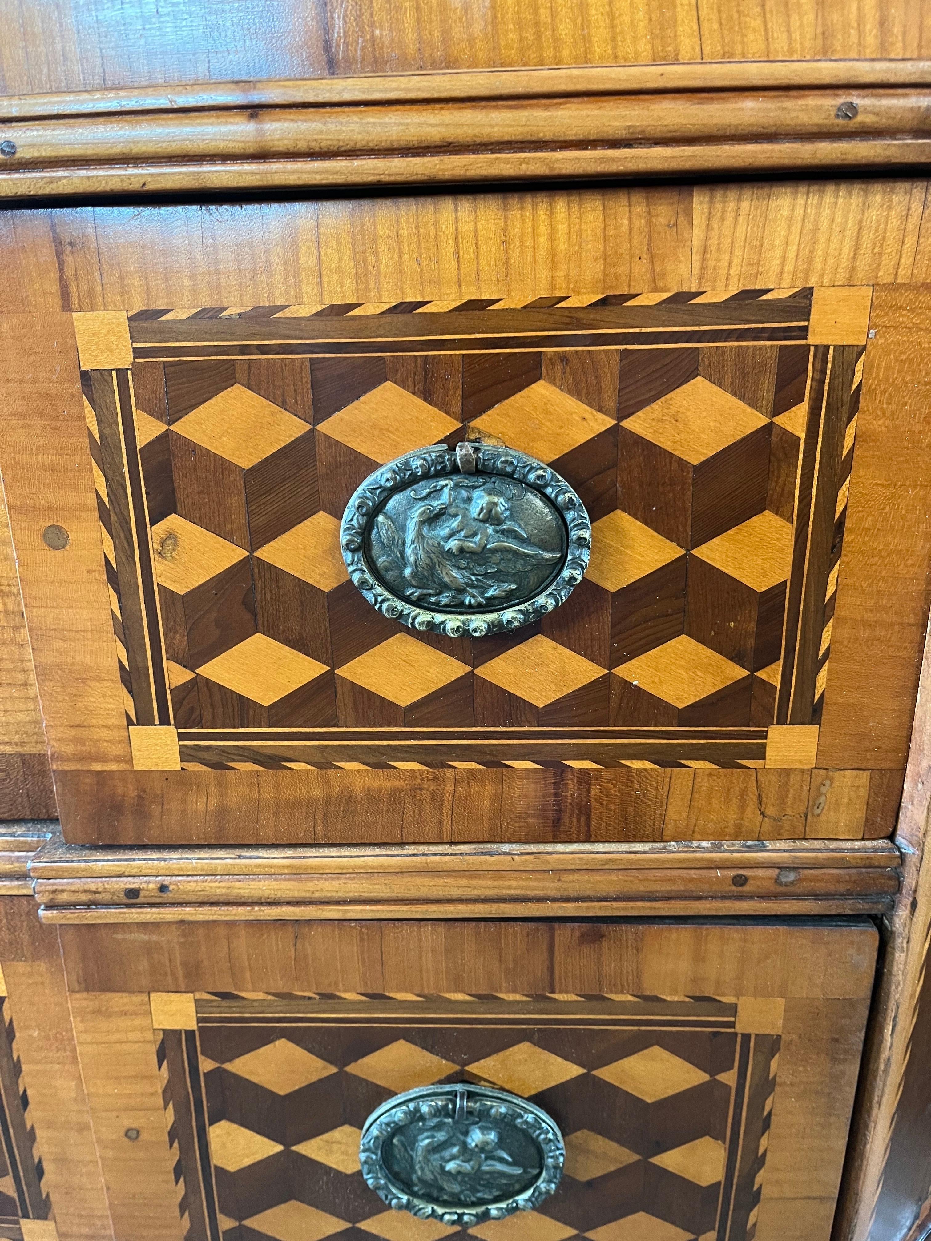 Commode / Cassettiera in noce intarsiata, 18° secolo in vendita 6