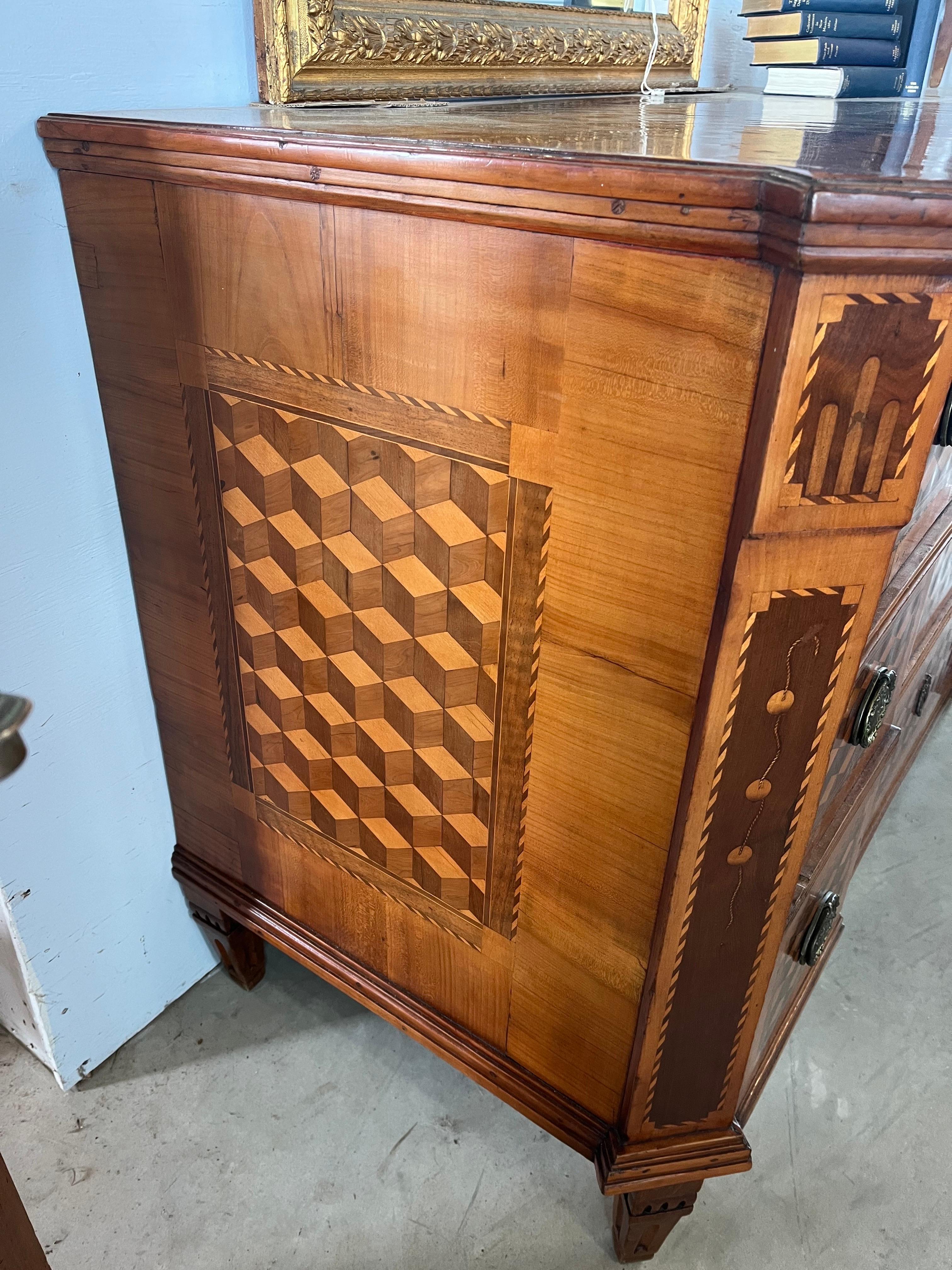 Commode / Cassettiera in noce intarsiata, 18° secolo in vendita 8