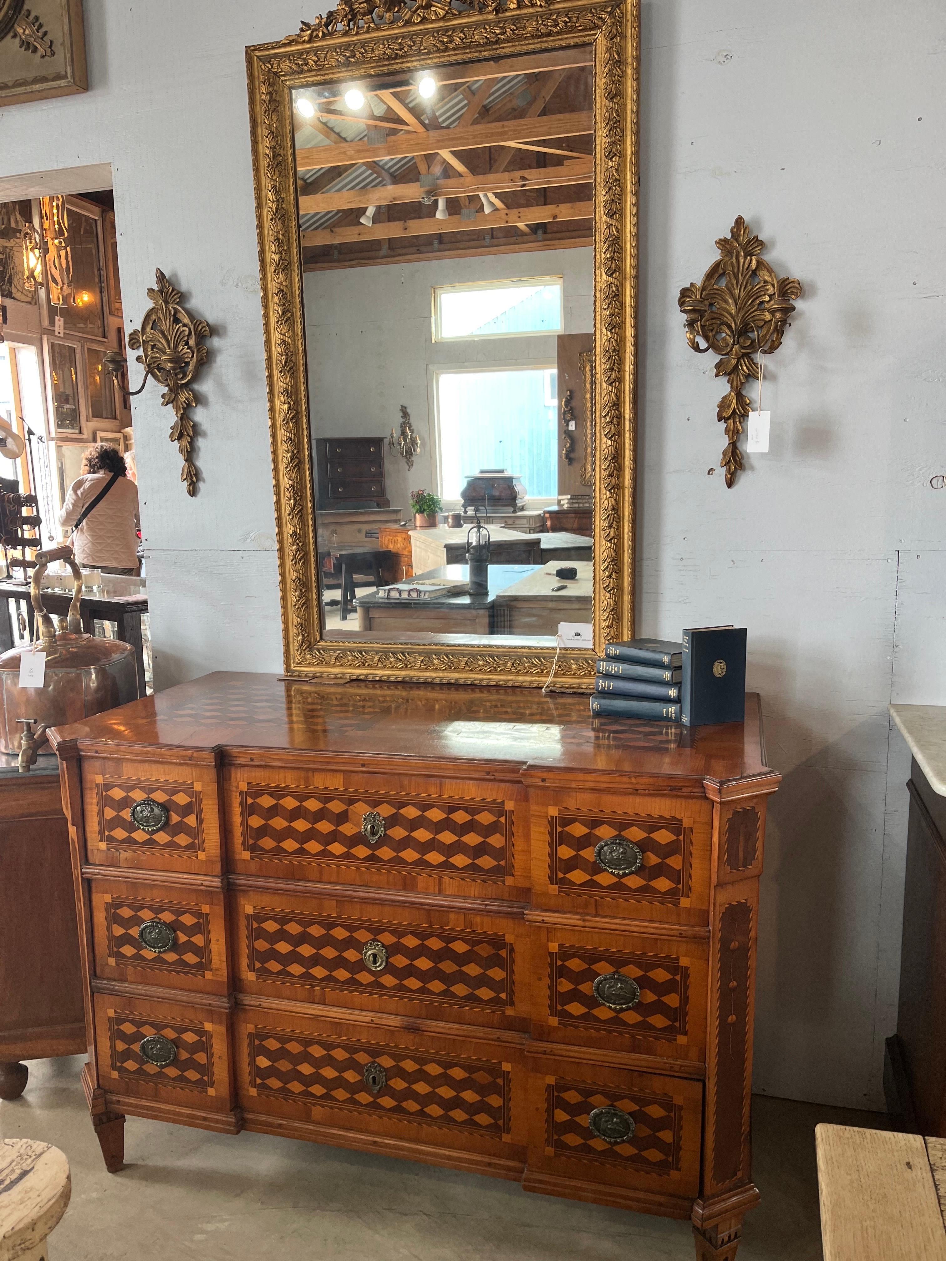 Commode / Cassettiera in noce intarsiata, 18° secolo in vendita 9