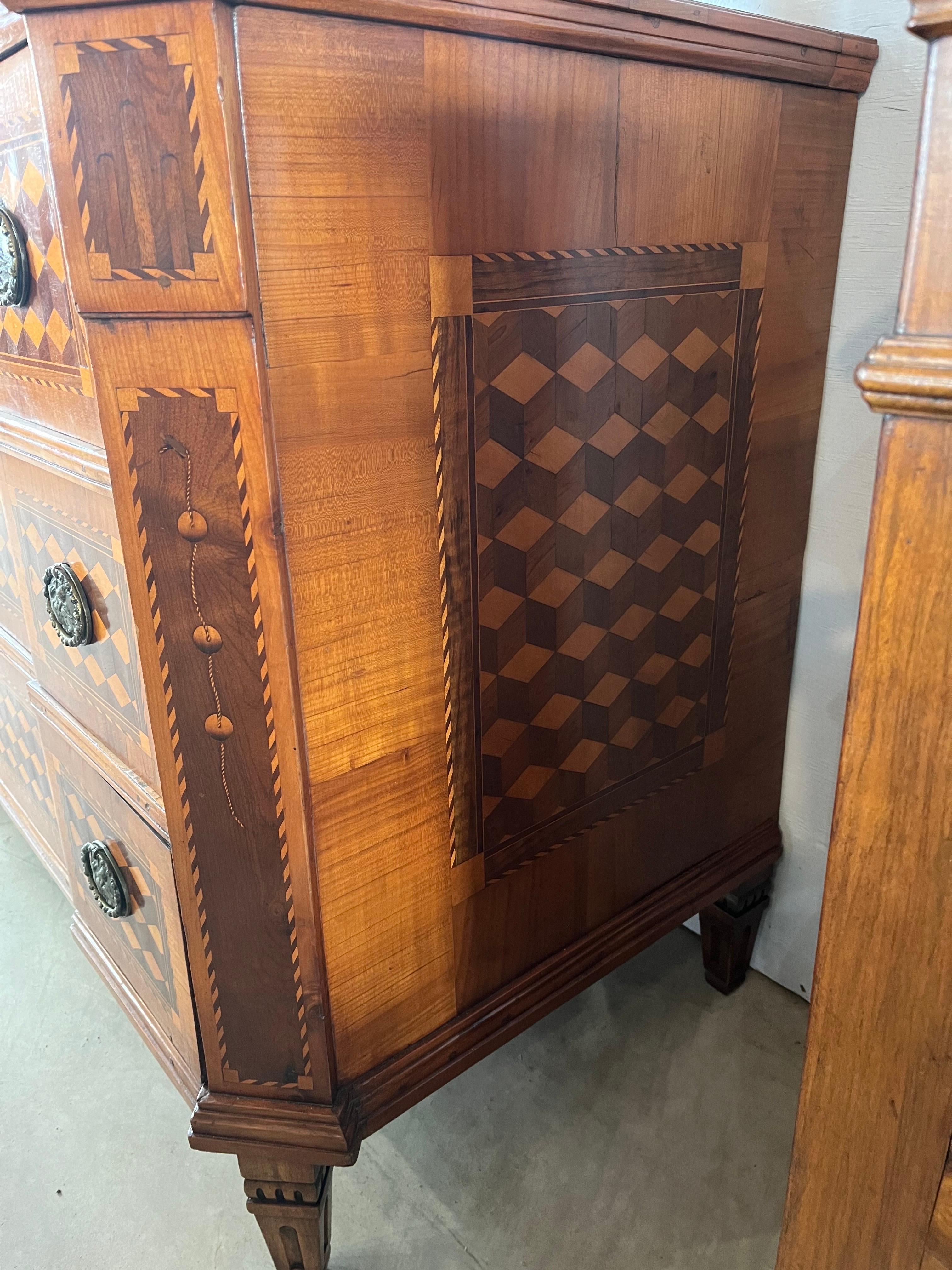 Commode / Cassettiera in noce intarsiata, 18° secolo in vendita 10