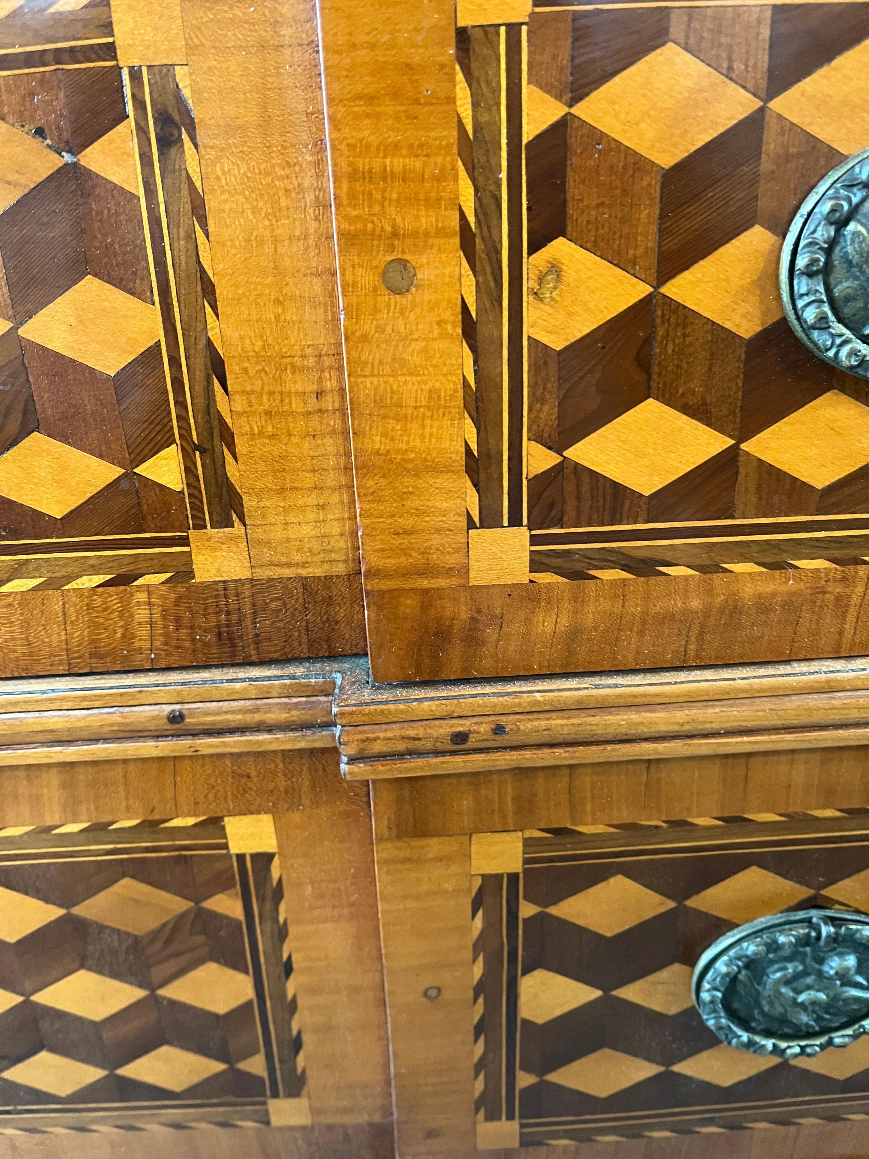 Comò realizzato a mano in Italia alla fine del 1700 utilizzando pioppo e noce. La commode presenta tre cassetti incassati con splendidi incastri a coda di rondine intagliati a mano. Le maniglie sono ancora originali. La cassa, il piano e lo zoccolo