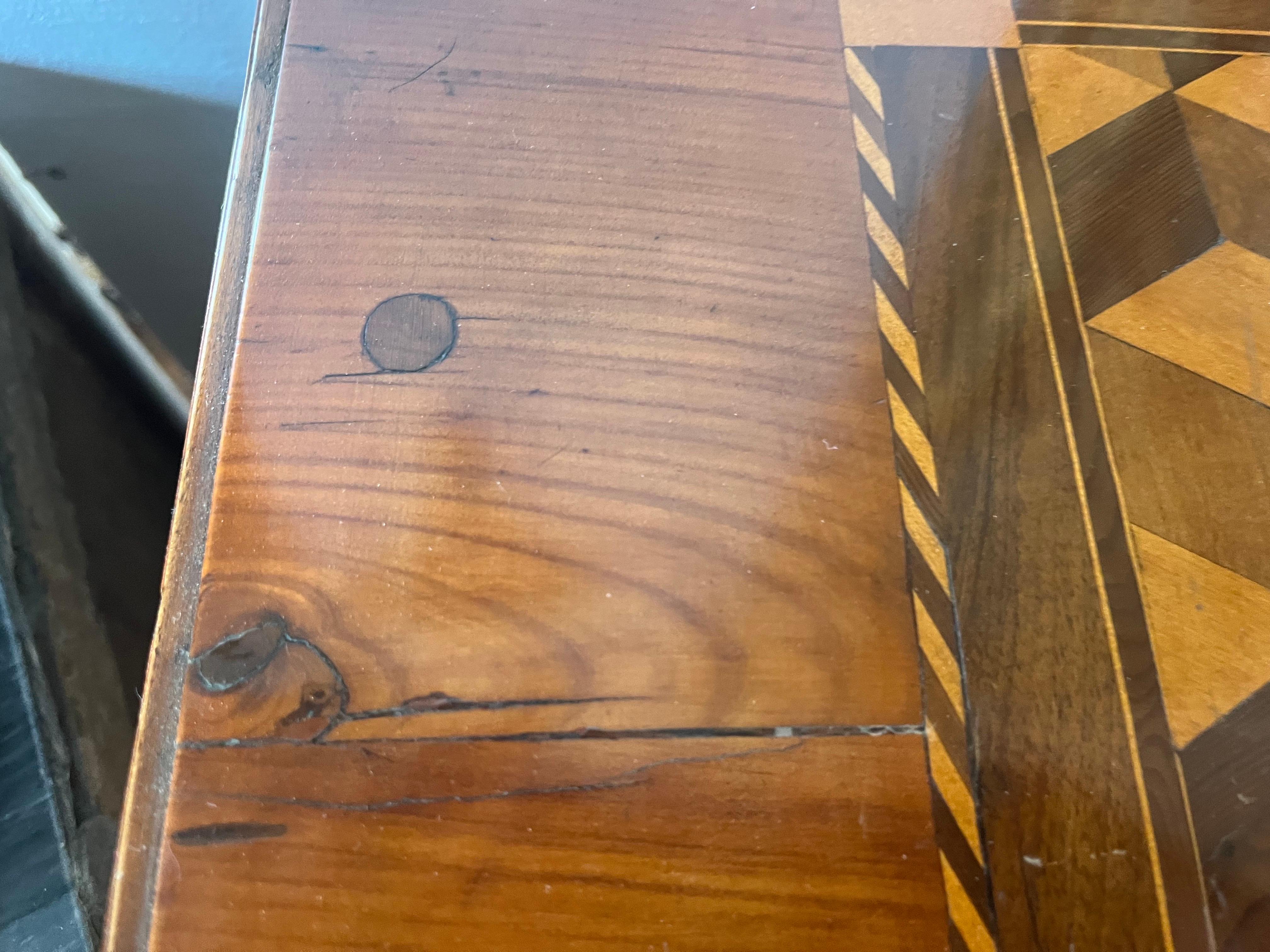 XVIII secolo Commode / Cassettiera in noce intarsiata, 18° secolo in vendita