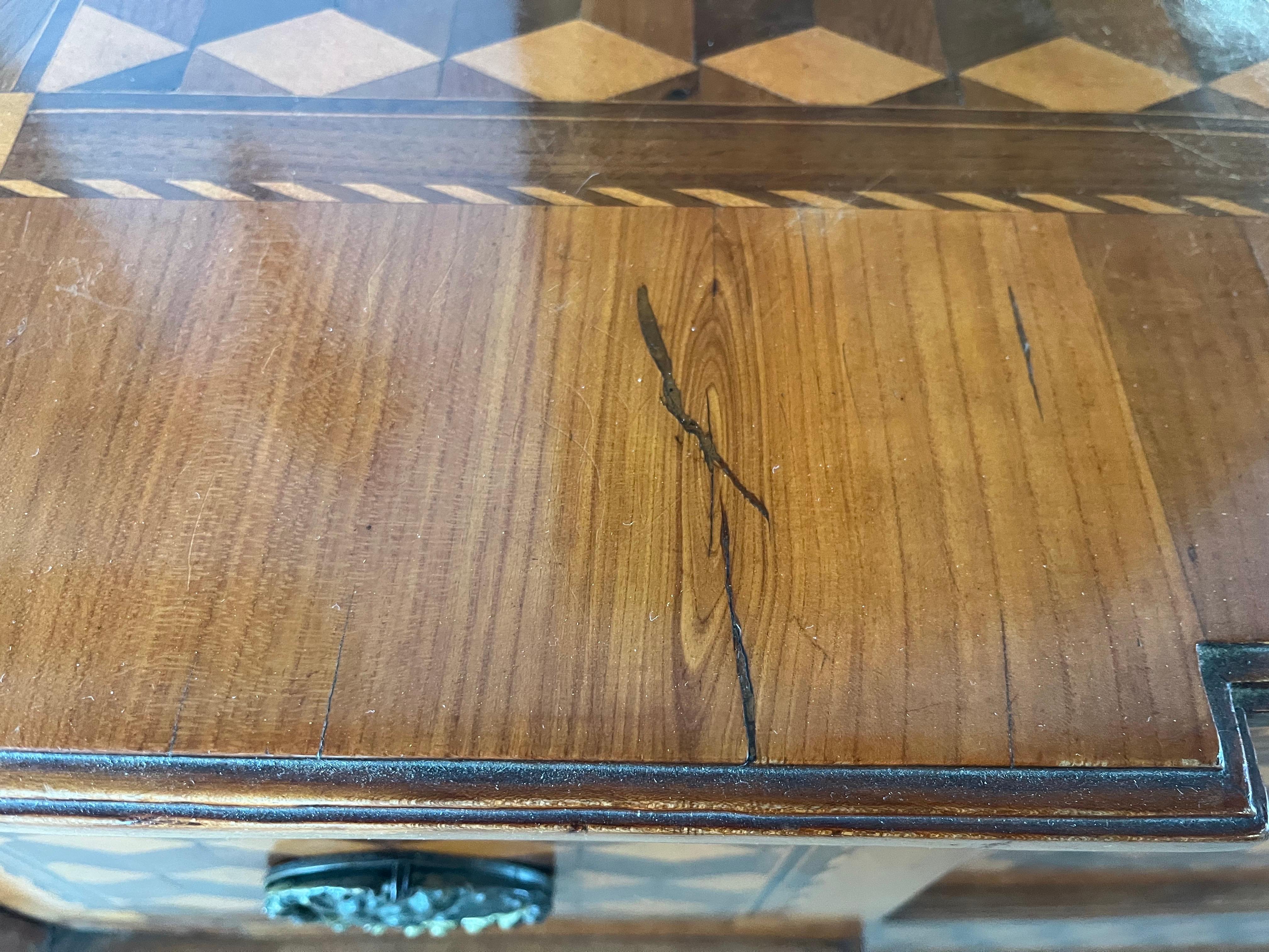 Noce Commode / Cassettiera in noce intarsiata, 18° secolo in vendita