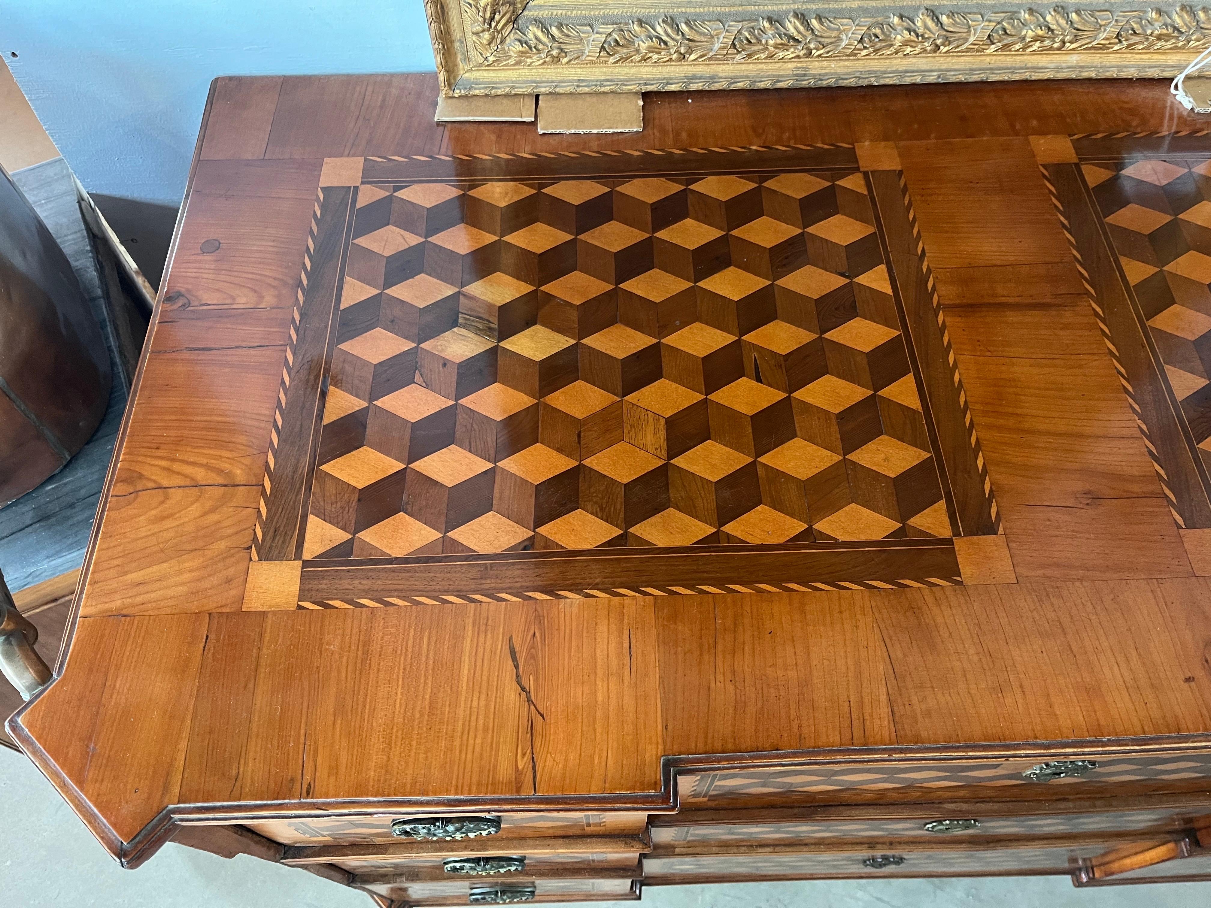 Commode / Cassettiera in noce intarsiata, 18° secolo in vendita 1