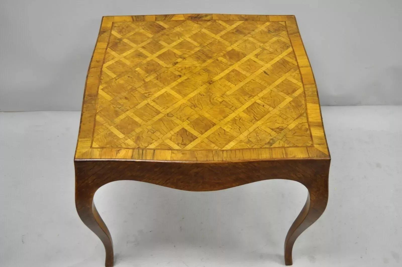 Vintage Italian Parquetry Inlay Olive Wood Square Coffee Side Table, Louis XV Style. Das Möbelstück verfügt über Cabriole-Beine, eine Platte mit Intarsien, ein originales Label 