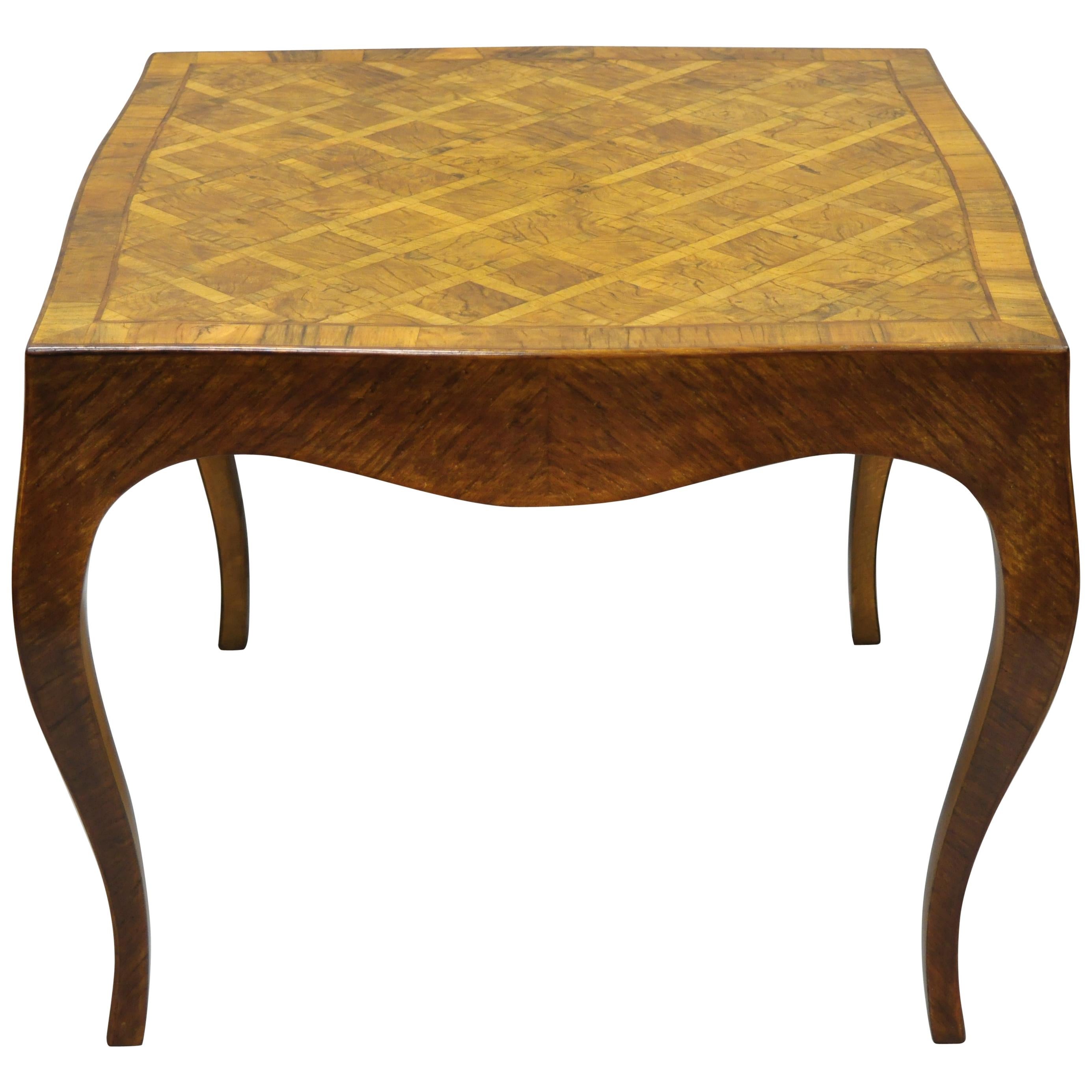 Table basse carrée d'appoint italienne en bois d'olivier incrusté de marqueterie de style Louis XV