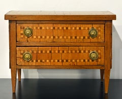 Cómoda miniatura de dos cajones estilo Luis XVI de parquetería italiana