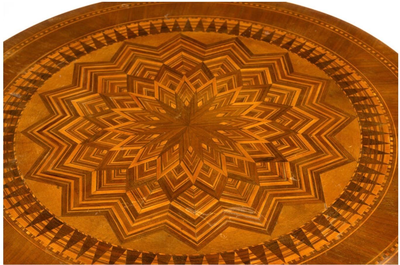 Italienischer runder Parkett-Sockeltisch des 19. Jahrhunderts mit Schublade. Die Tischplatte besteht aus edlen Holzfurnieren, die in einem geometrischen Muster angeordnet sind und die Kunstfertigkeit der italienischen Handwerker in der Parkettierung