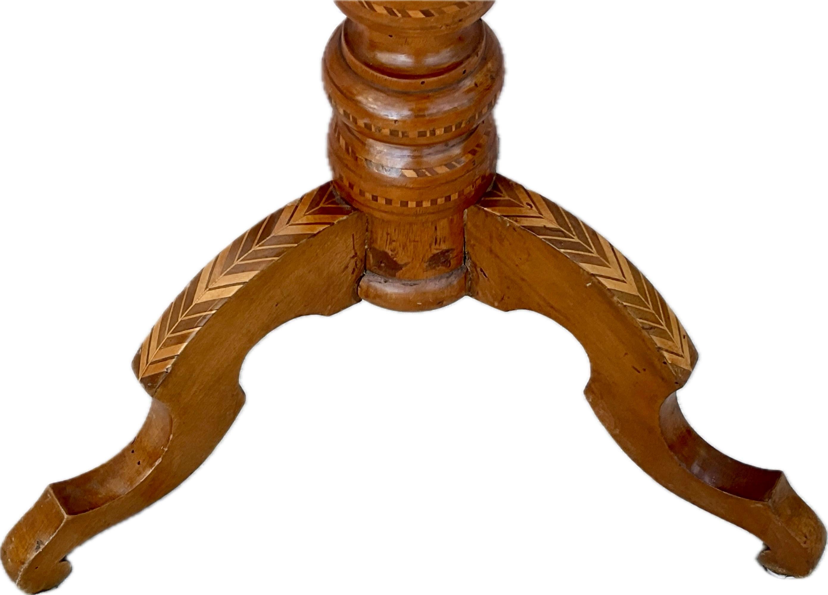 Italienischer Pedestal Tisch mit Schublade (Parkettarbeit)