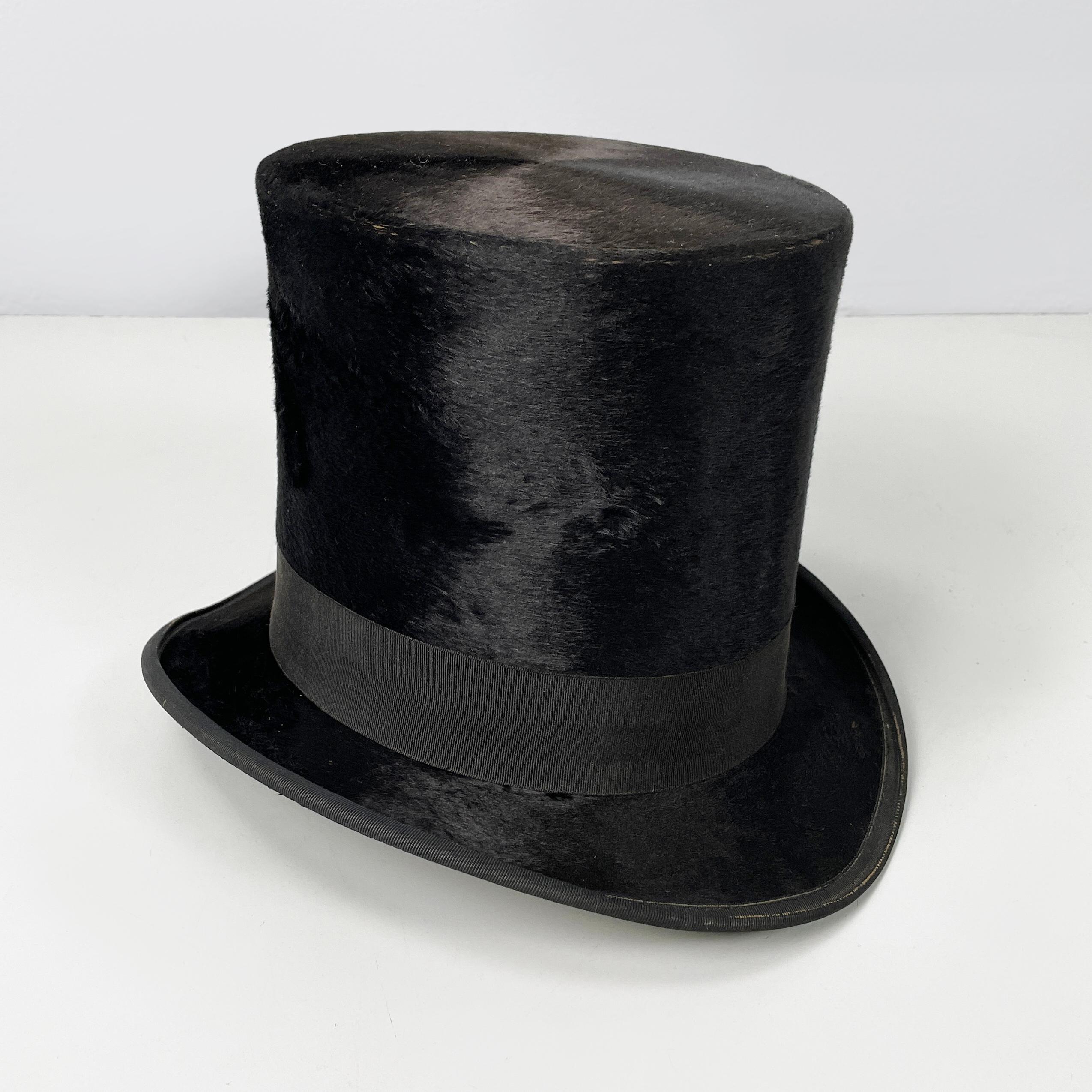 Set da festa italiano con cappelliera in pelle, cilindro, maschera, pipa e papillon metà del 1900 in vendita 5