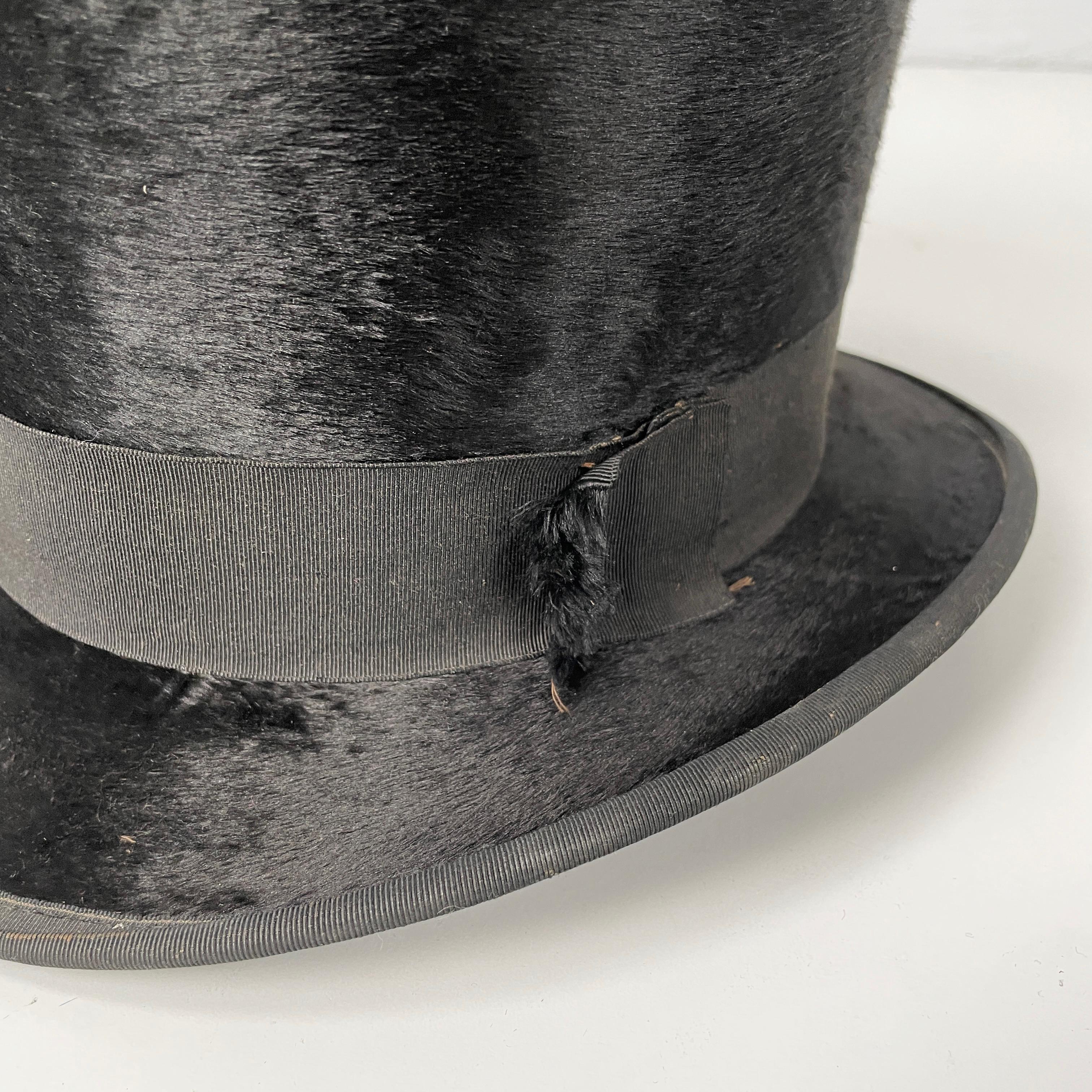 Set da festa italiano con cappelliera in pelle, cilindro, maschera, pipa e papillon metà del 1900 in vendita 6