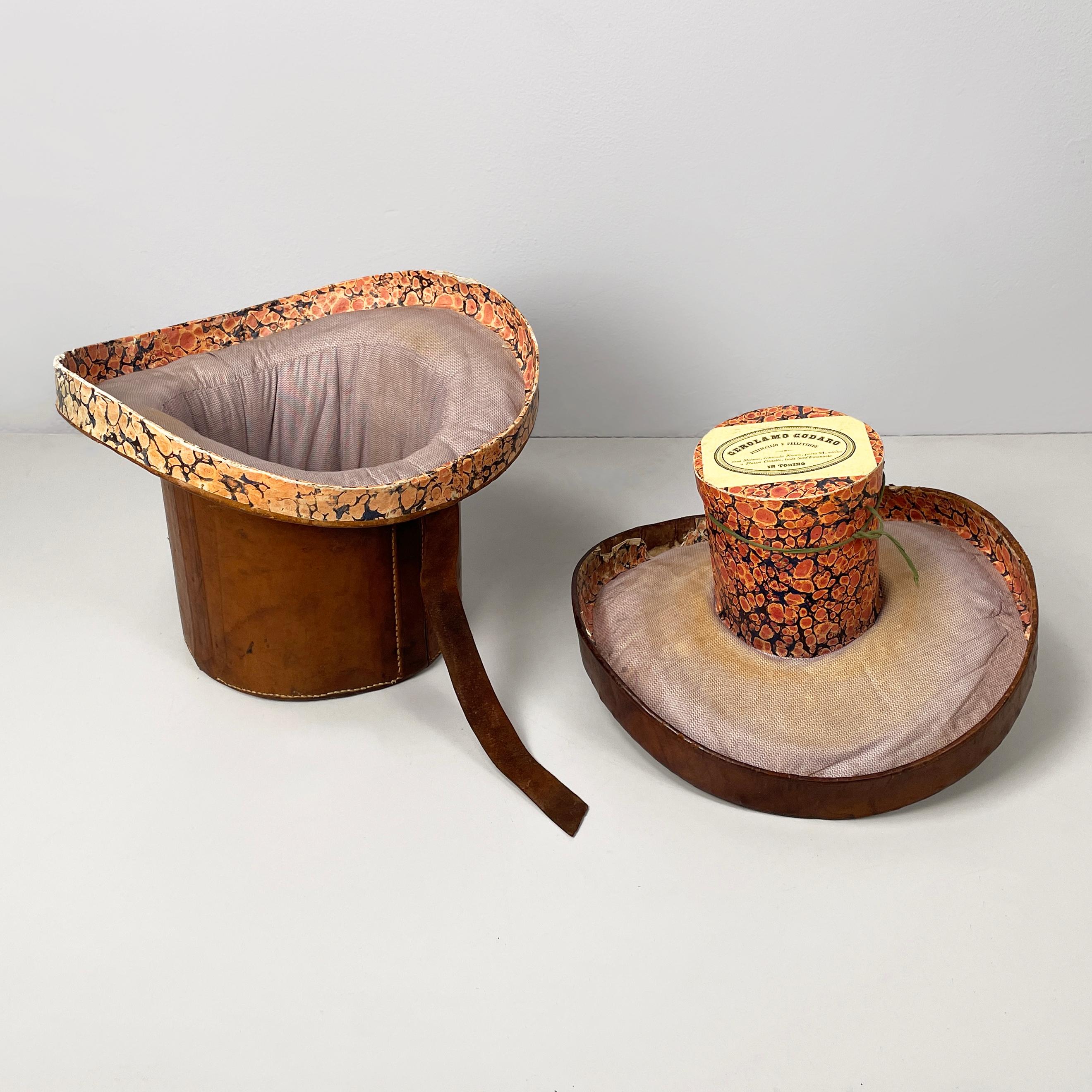 Set da festa italiano con cappelliera in pelle, cilindro, maschera, pipa e papillon metà del 1900 In condizioni discrete in vendita a MIlano, IT