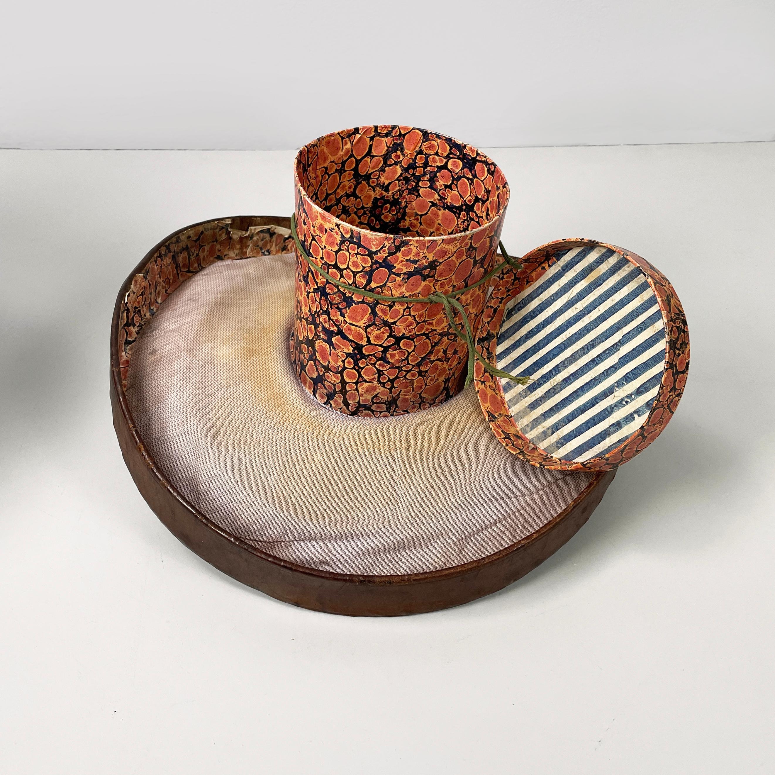XX secolo Set da festa italiano con cappelliera in pelle, cilindro, maschera, pipa e papillon metà del 1900 in vendita