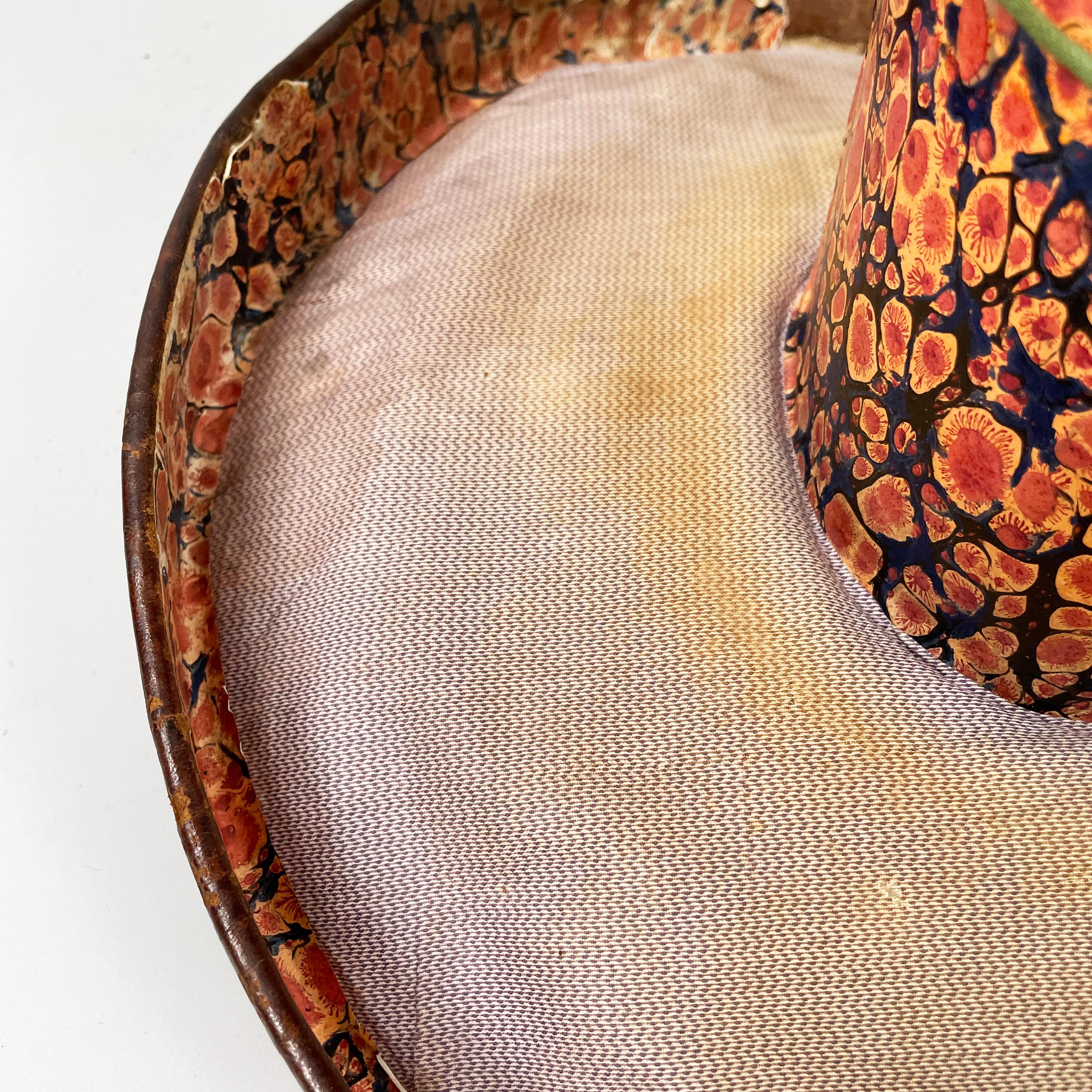Set da festa italiano con cappelliera in pelle, cilindro, maschera, pipa e papillon metà del 1900 in vendita 3