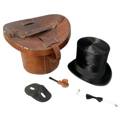 Set da festa italiano con cappelliera in pelle, cilindro, maschera, pipa e papillon metà del 1900
