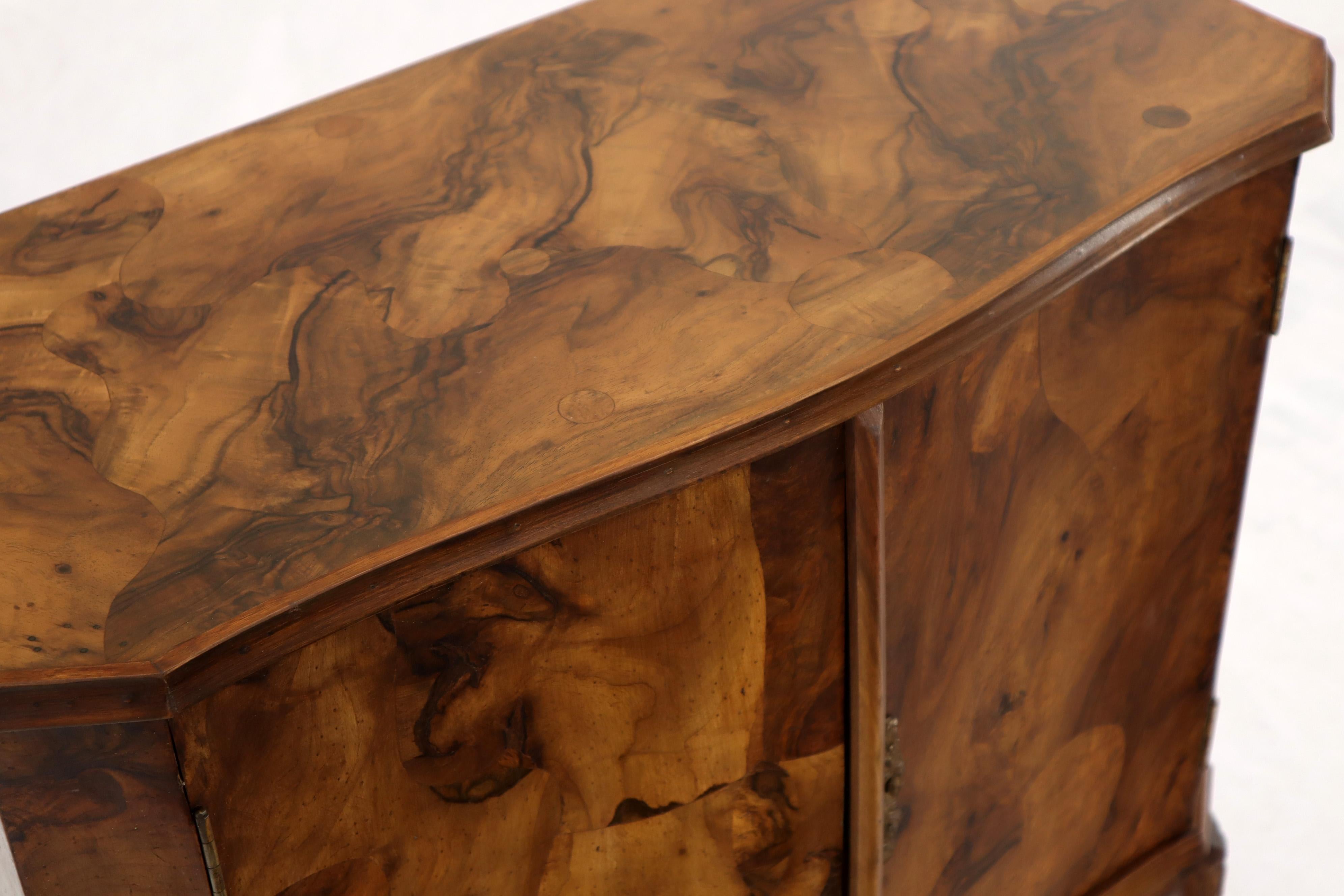 Parche italiano de madera de olivo en forma de bomba Armario de recibidor Consola Credenza en venta 2