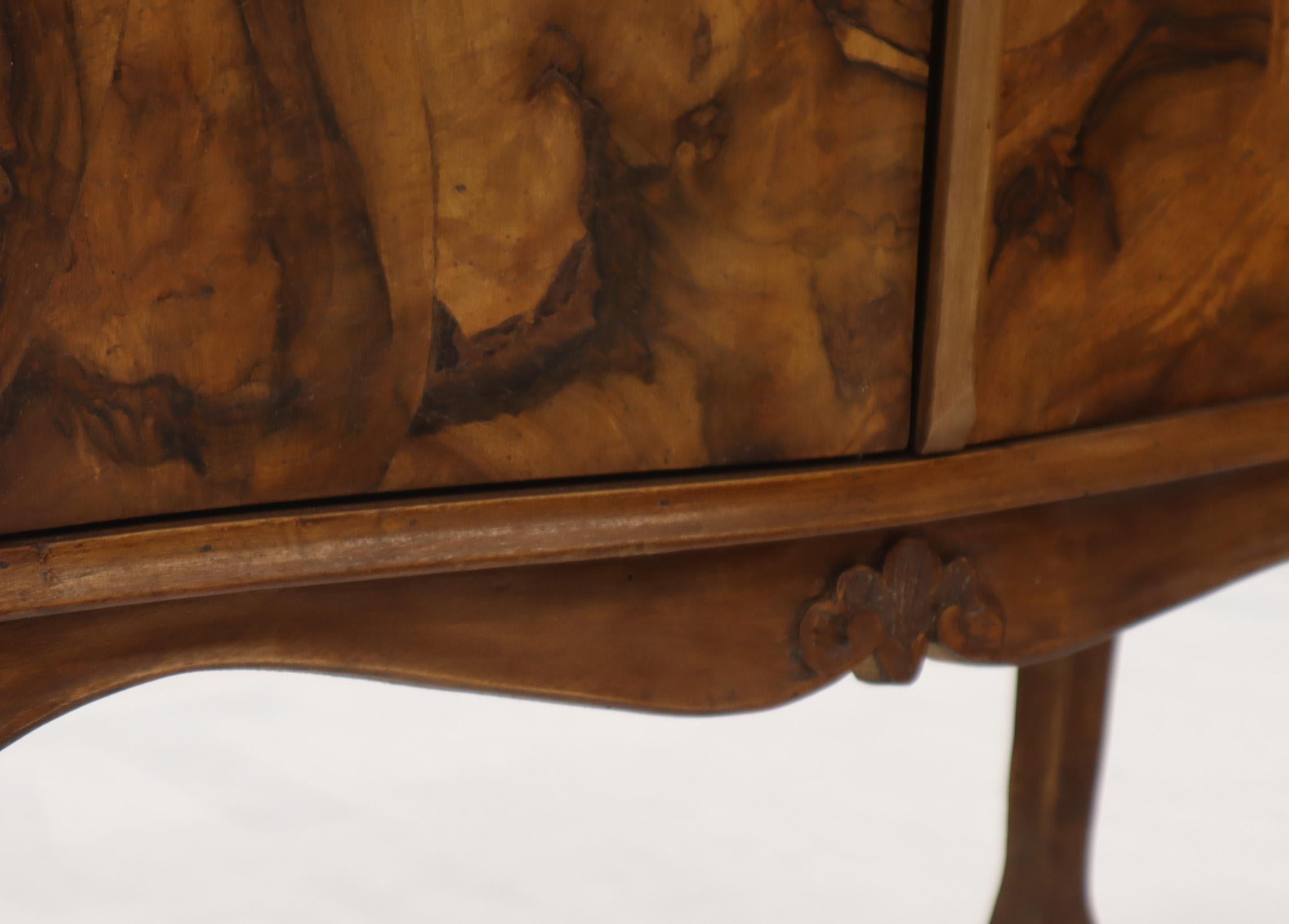 Parche italiano de madera de olivo en forma de bomba Armario de recibidor Consola Credenza en venta 3