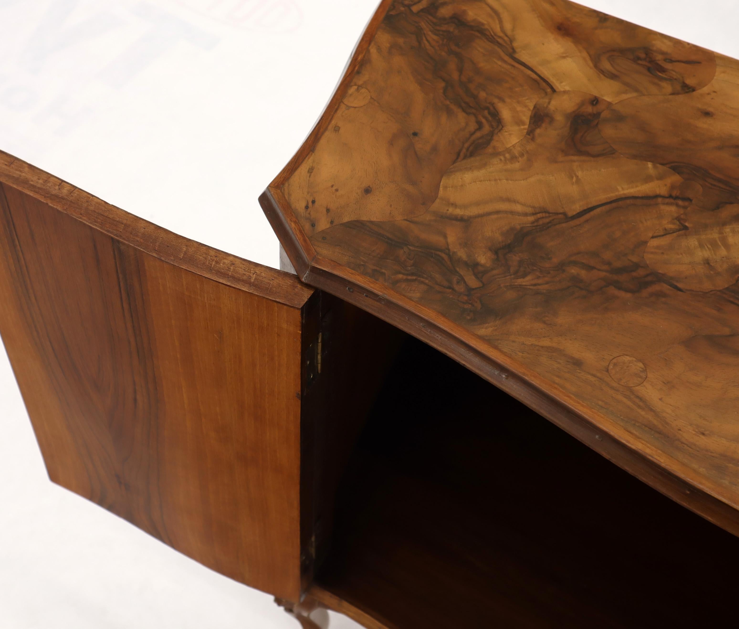 Parche italiano de madera de olivo en forma de bomba Armario de recibidor Consola Credenza en venta 5