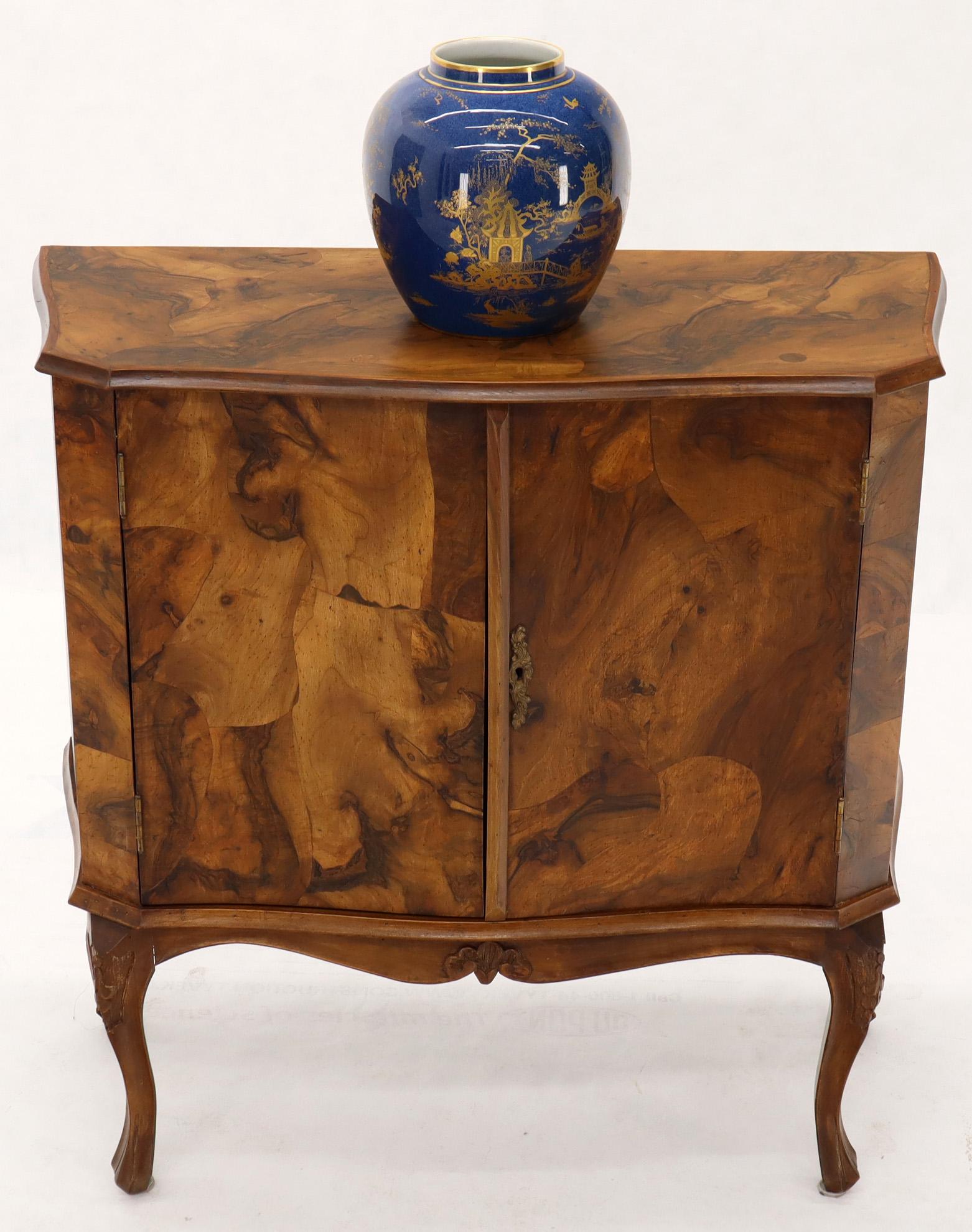 Parche italiano de madera de olivo en forma de bomba Armario de recibidor Consola Credenza en venta 6